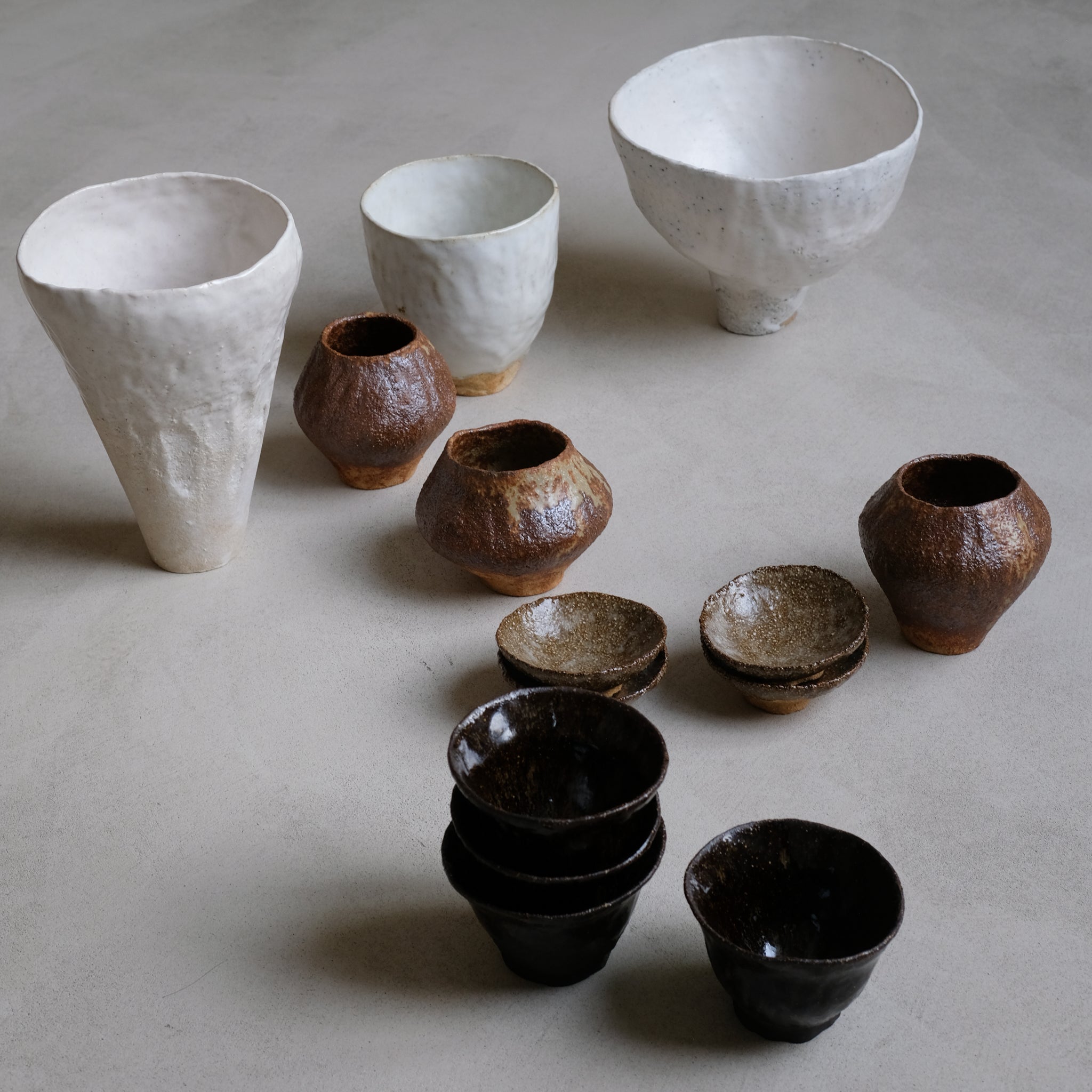 Vase en grès cuit au feu de bois de Judith Lasry chez Brutal