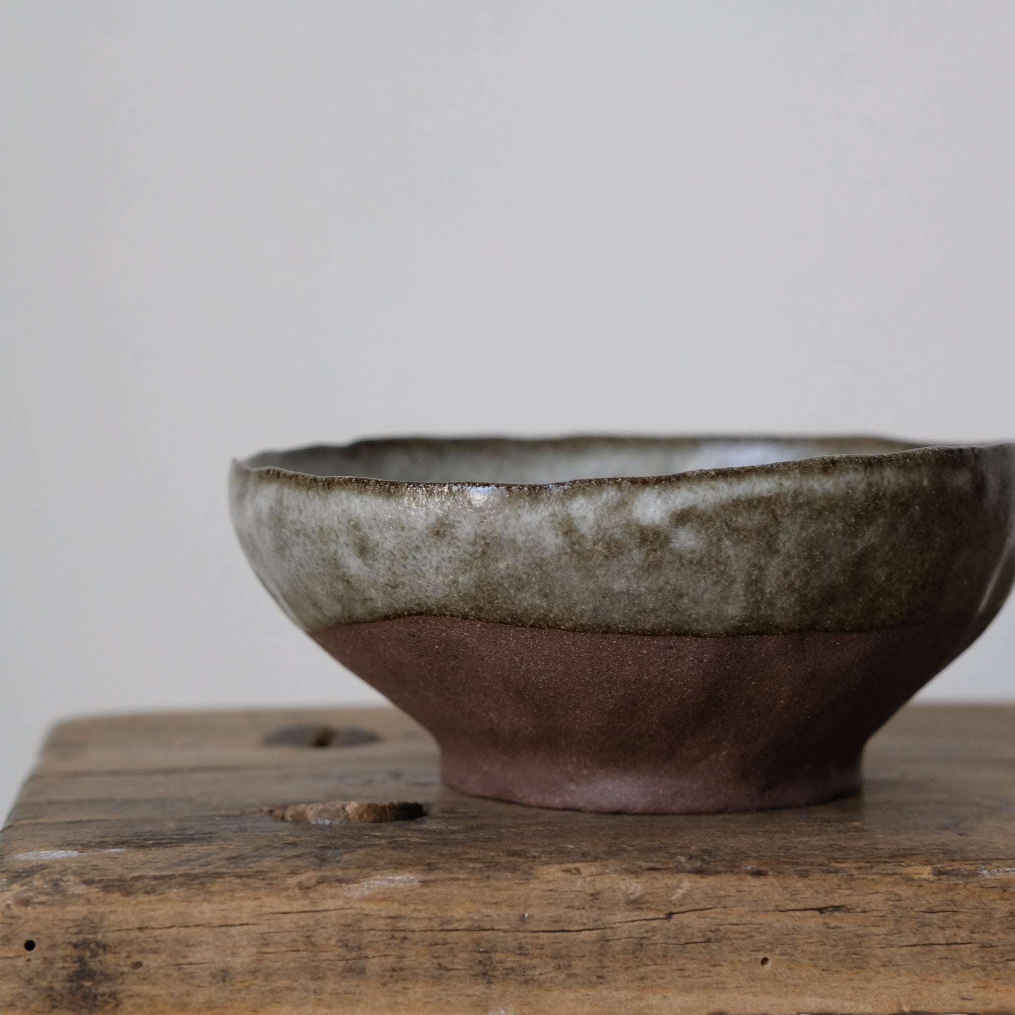 Bol en grès rouge, bleu gris de Judith Lasry chez Brutal Ceramics