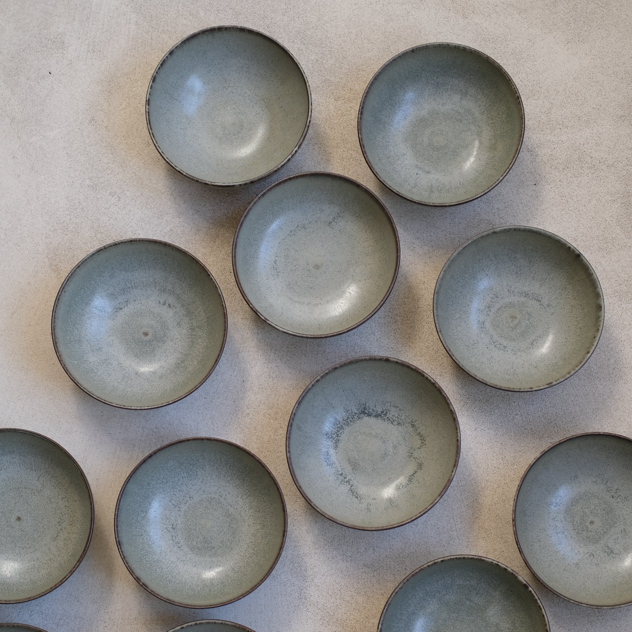 Bol en en grès gris bleu par Kim Lê chez Brutal Ceramics