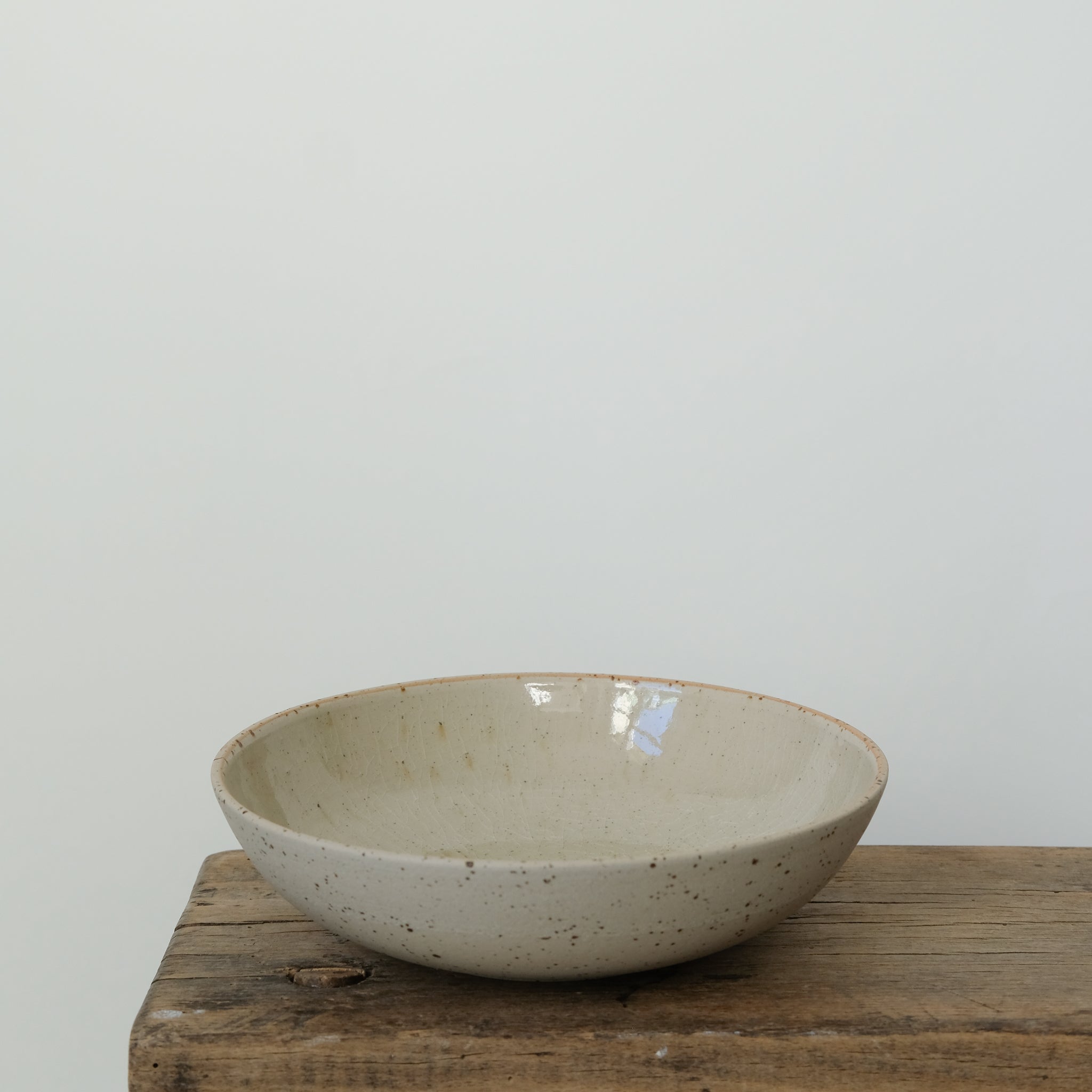 Assiette creuse beige en grès pyrité par Kim Lê chez Brutal Ceramics