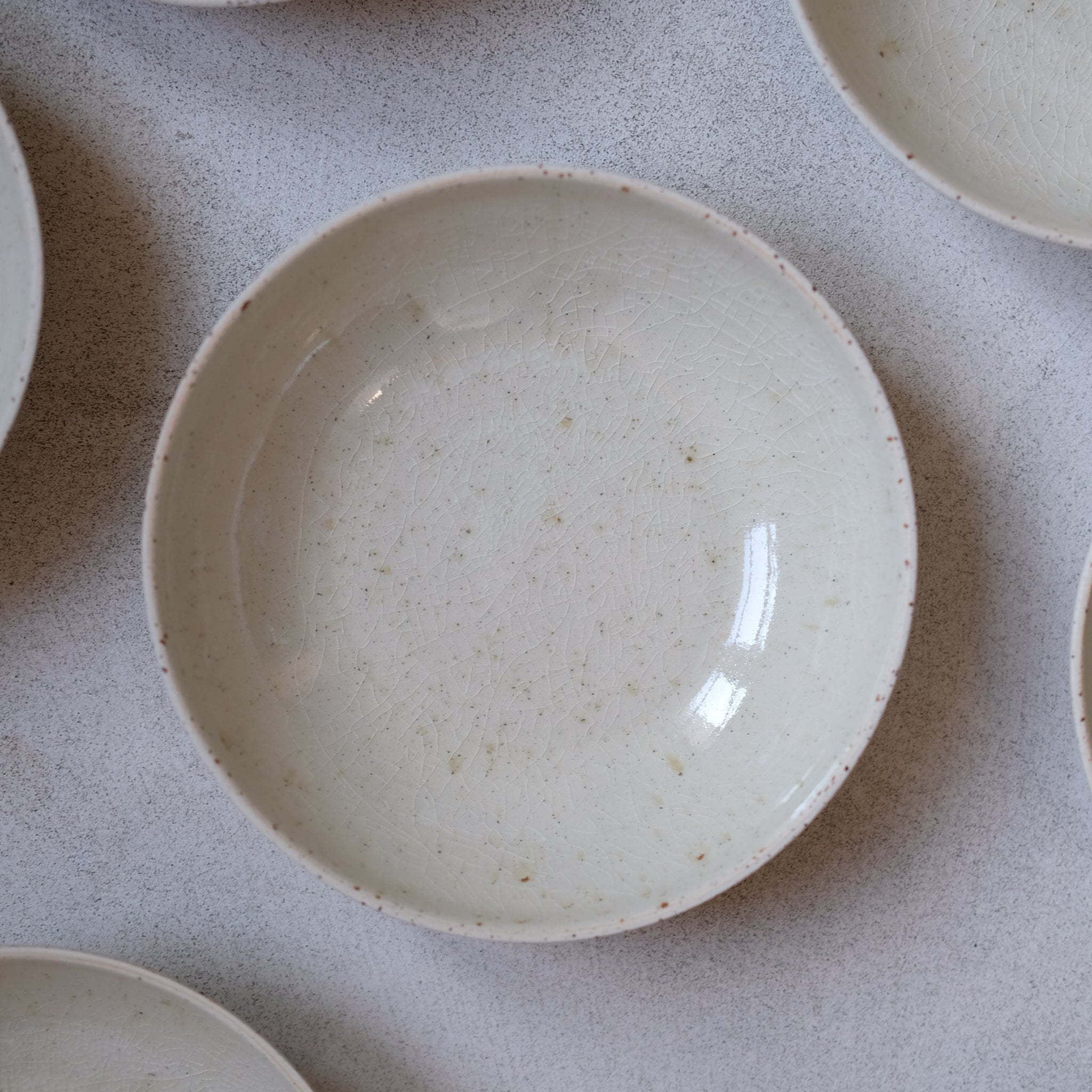 Assiette creuse beige en grès pyrité par Kim Lê chez Brutal Ceramics