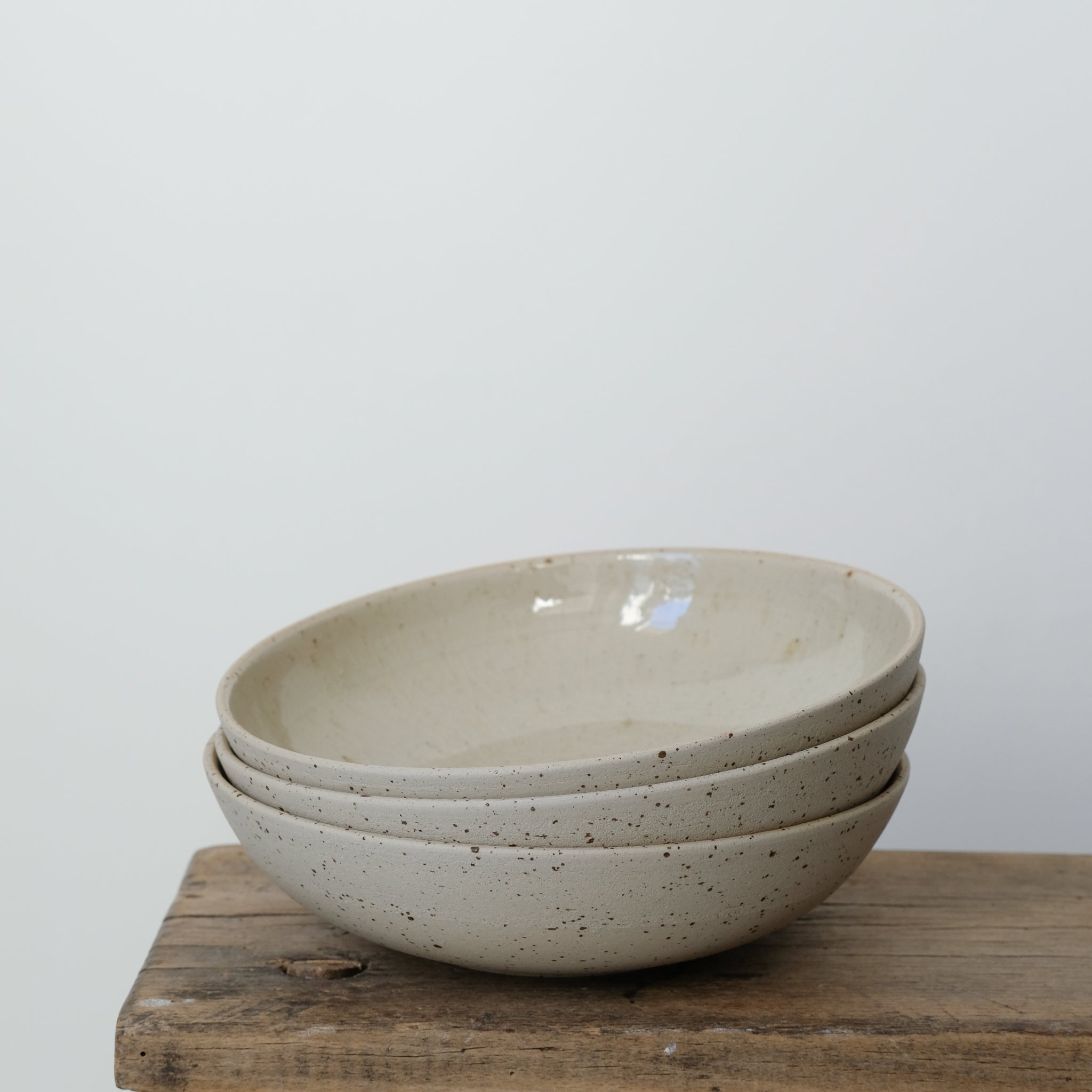Assiette creuse beige en grès pyrité par Kim Lê chez Brutal Ceramics