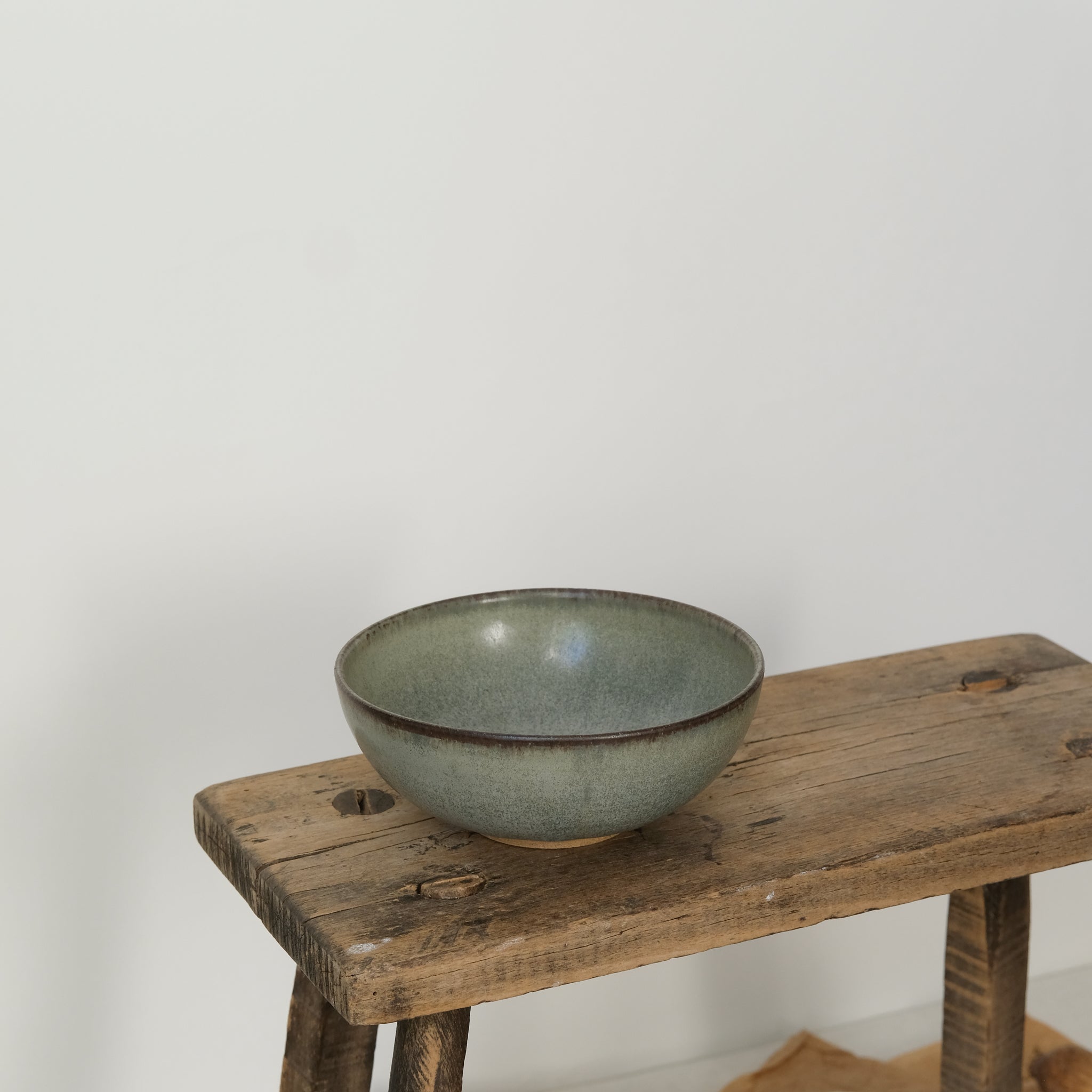 Bol en en grès gris bleu par Kim Lê chez Brutal Ceramics