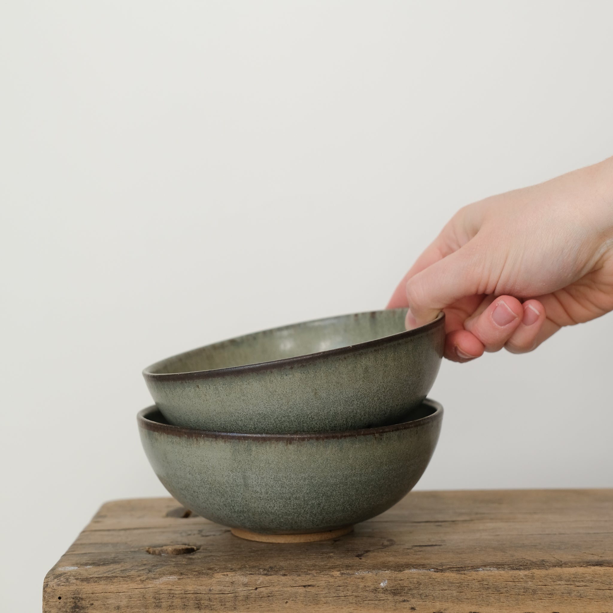 Bol en en grès gris bleu par Kim Lê chez Brutal Ceramics