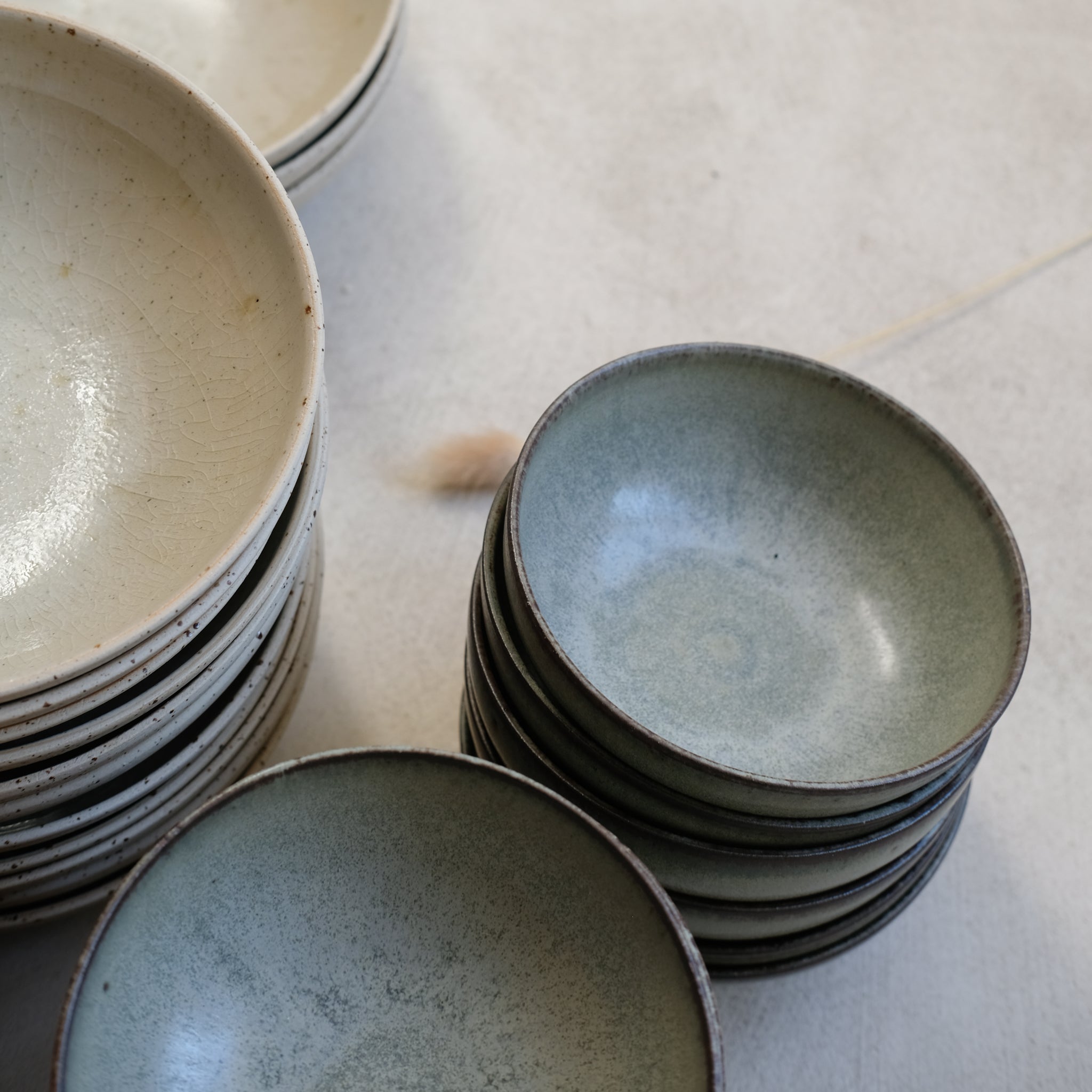 Bol en en grès gris bleu par Kim Lê chez Brutal Ceramics