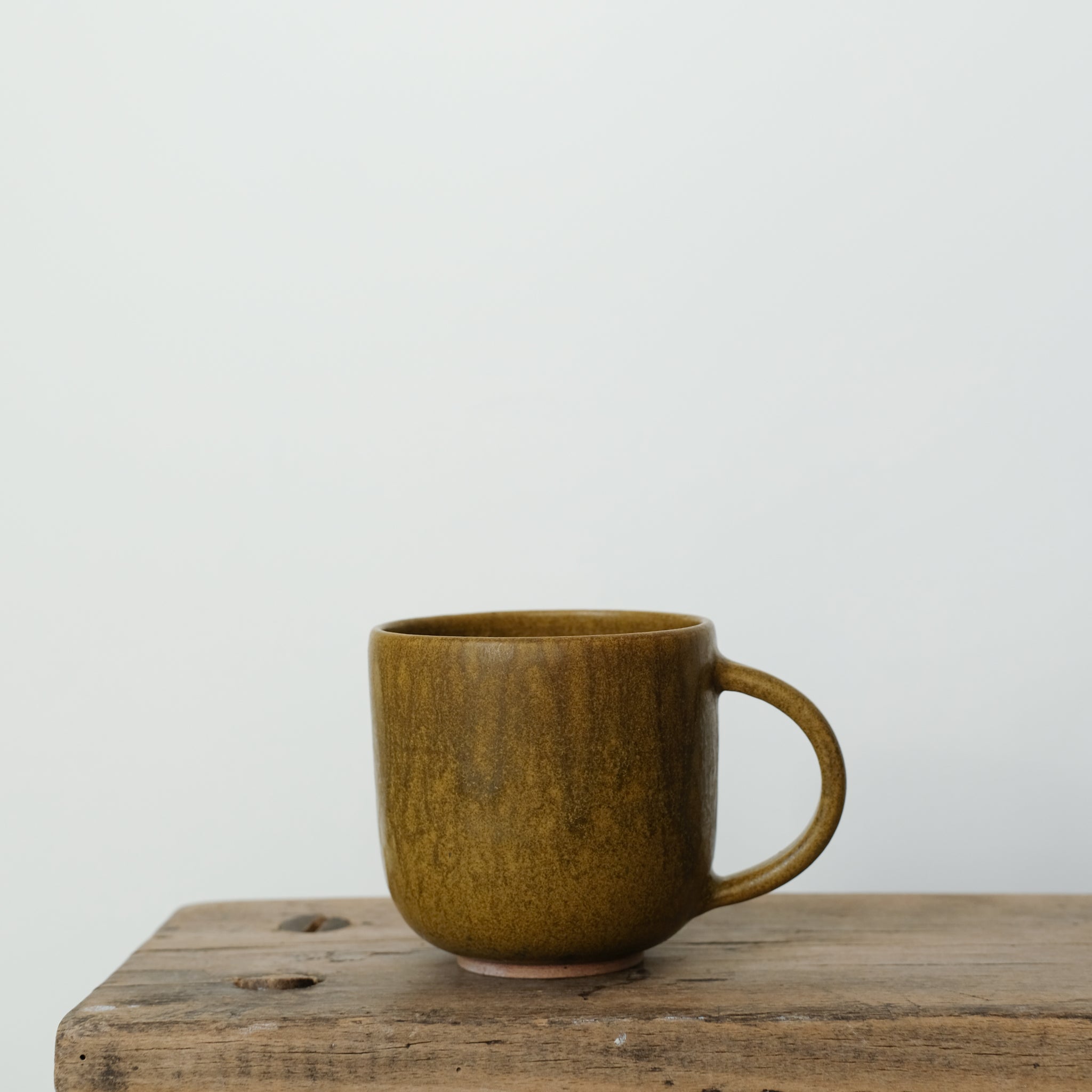 Mug ansé en grès ocre par Kim Lê chez Brutal Ceramics