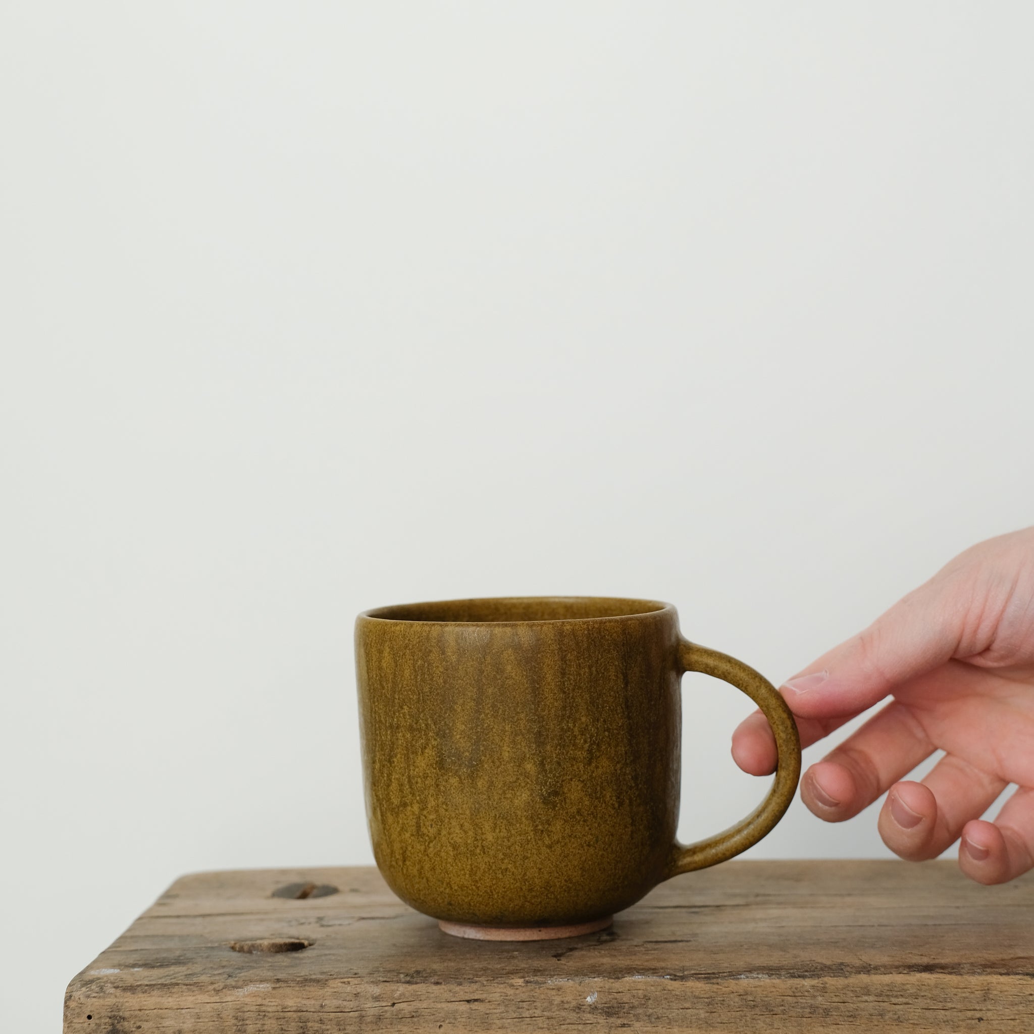 Mug ansé en grès ocre par Kim Lê chez Brutal Ceramics
