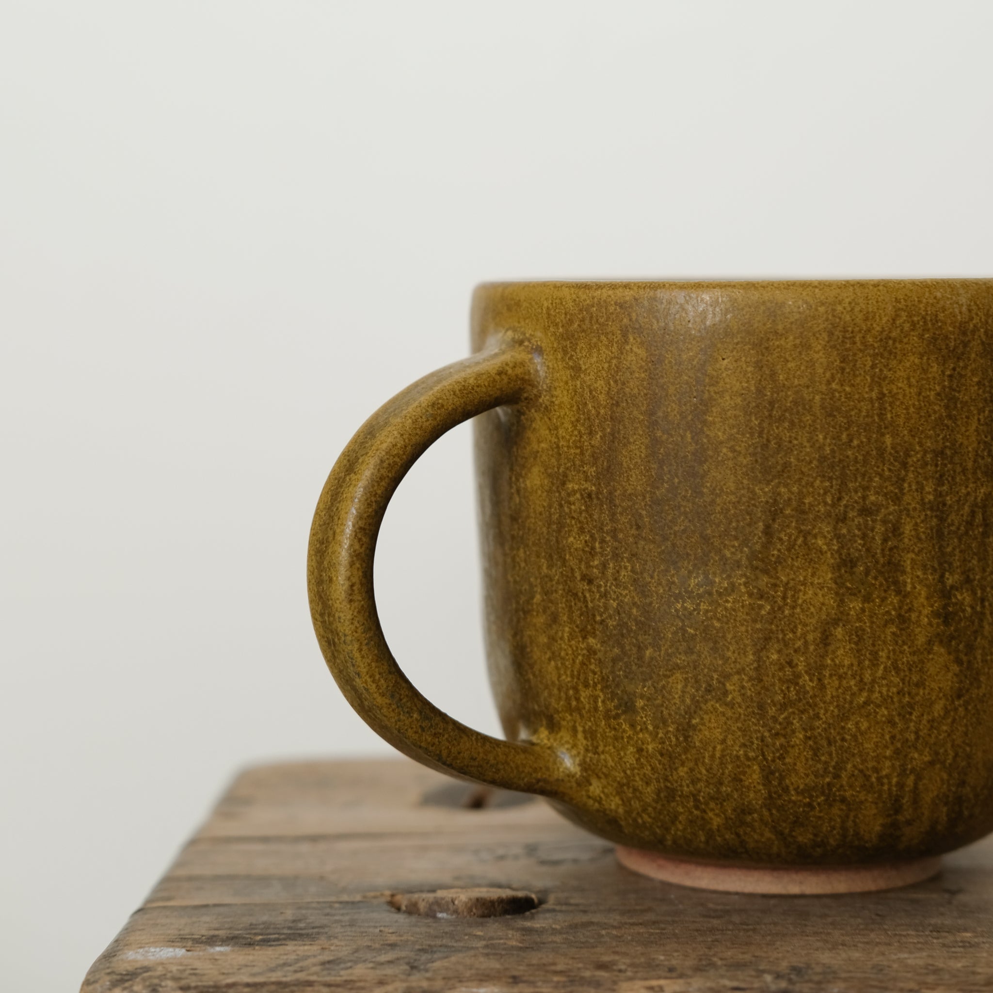 Mug ansé en grès ocre par Kim Lê chez Brutal Ceramics