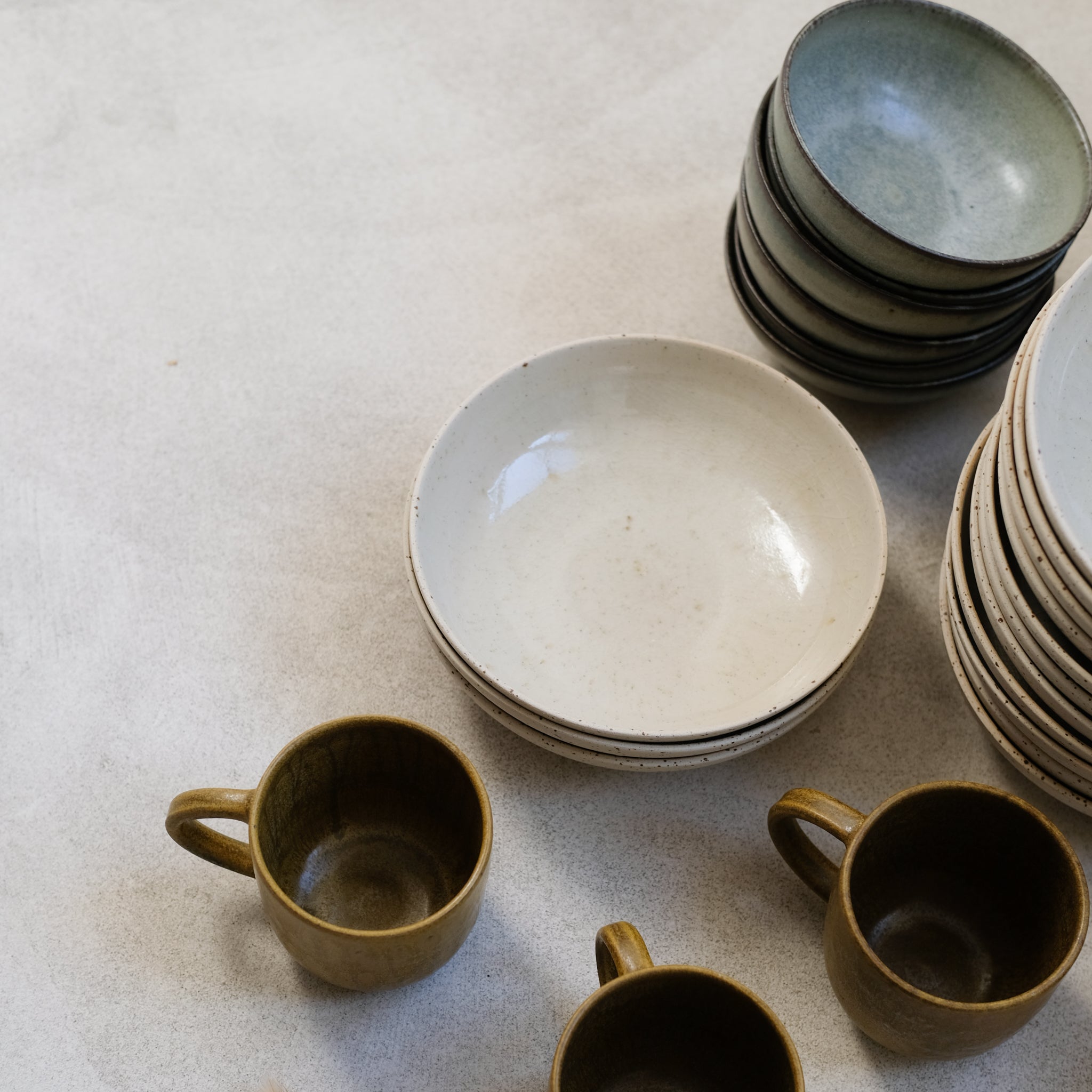 Assiette creuse beige en grès pyrité par Kim Lê chez Brutal Ceramics