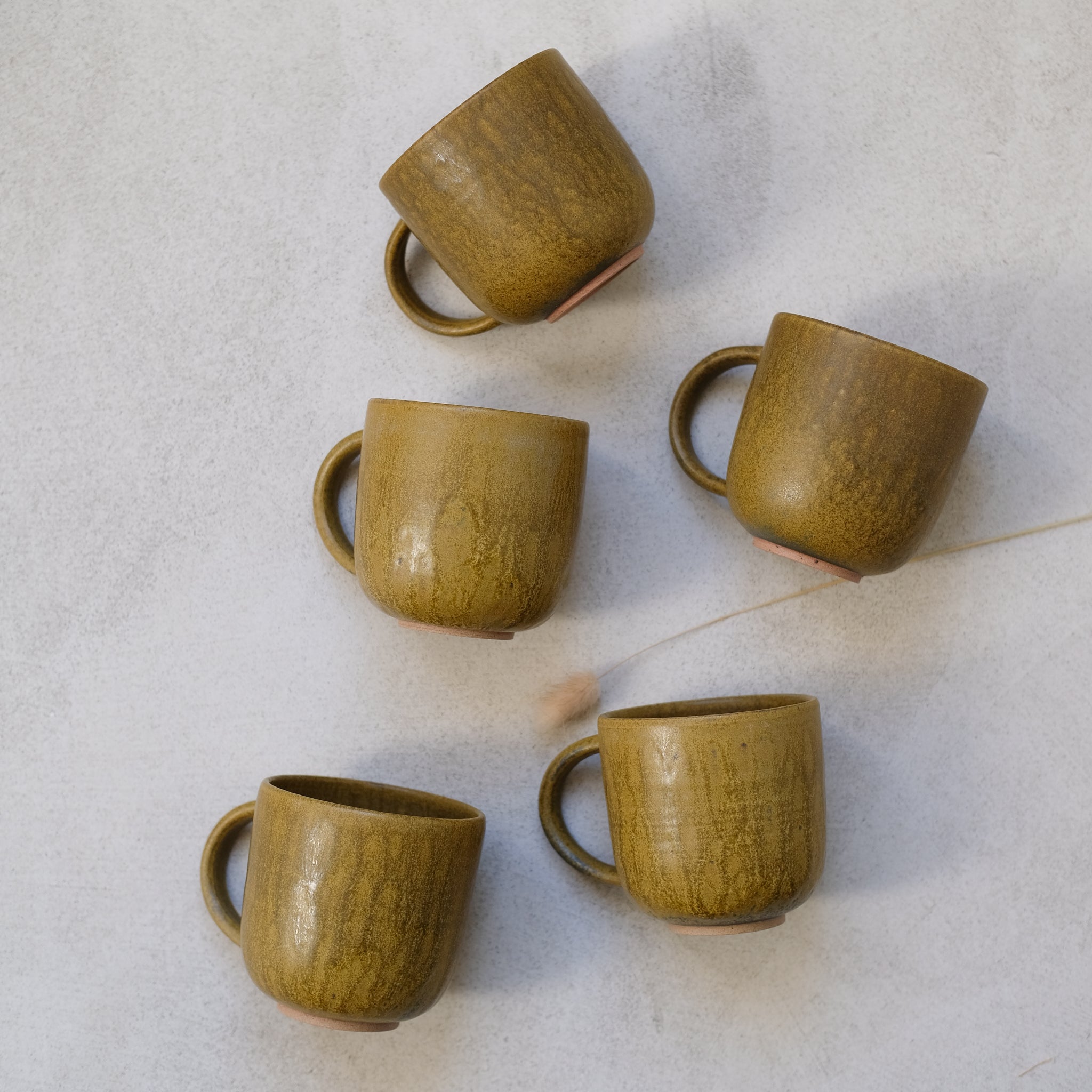 Mug ansé en grès ocre par Kim Lê chez Brutal Ceramics