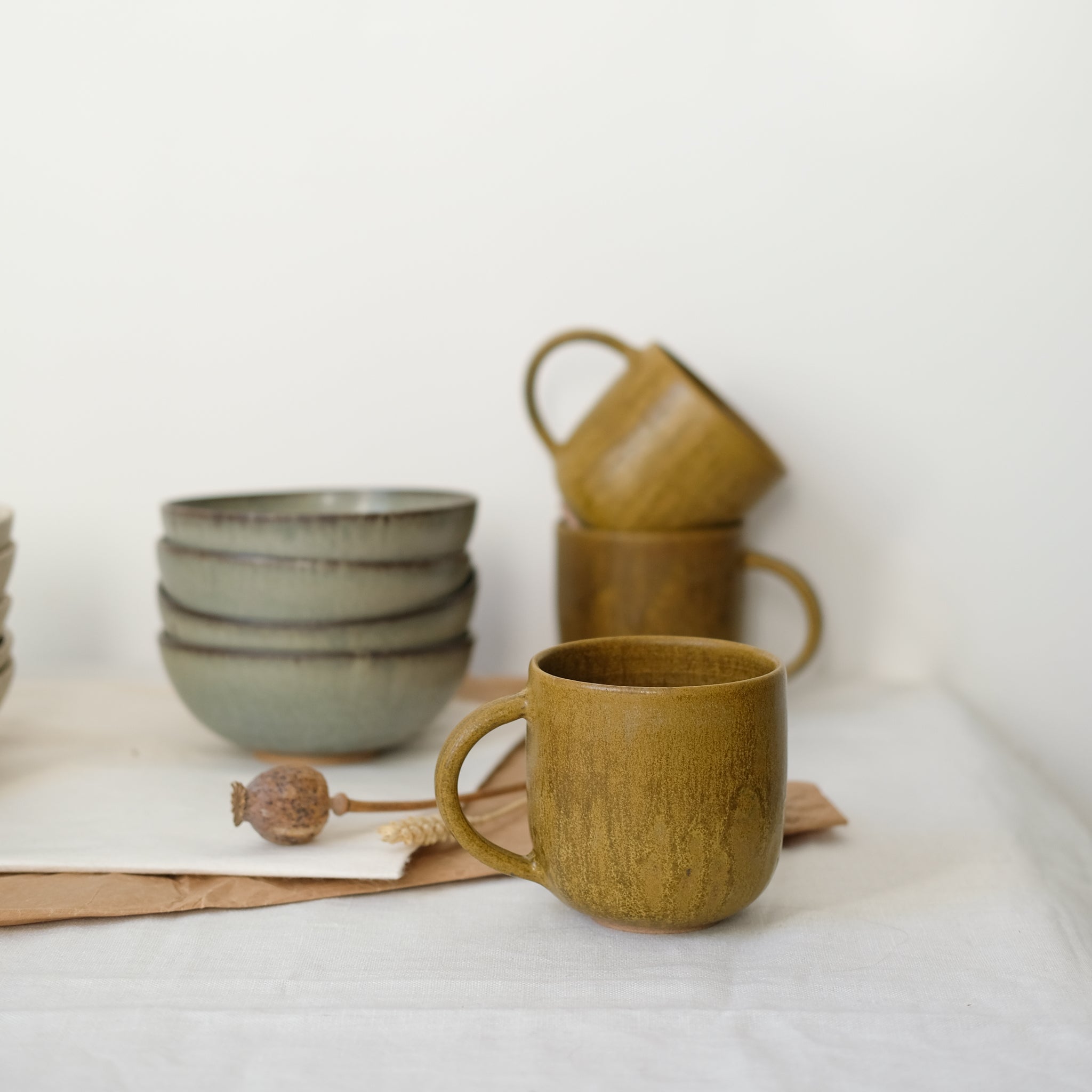 Mug ansé en grès ocre par Kim Lê chez Brutal Ceramics