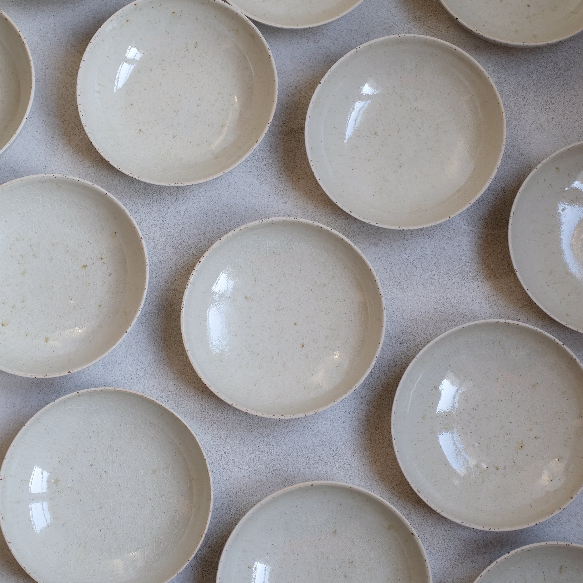 Assiette creuse beige en grès pyrité par Kim Lê chez Brutal Ceramics