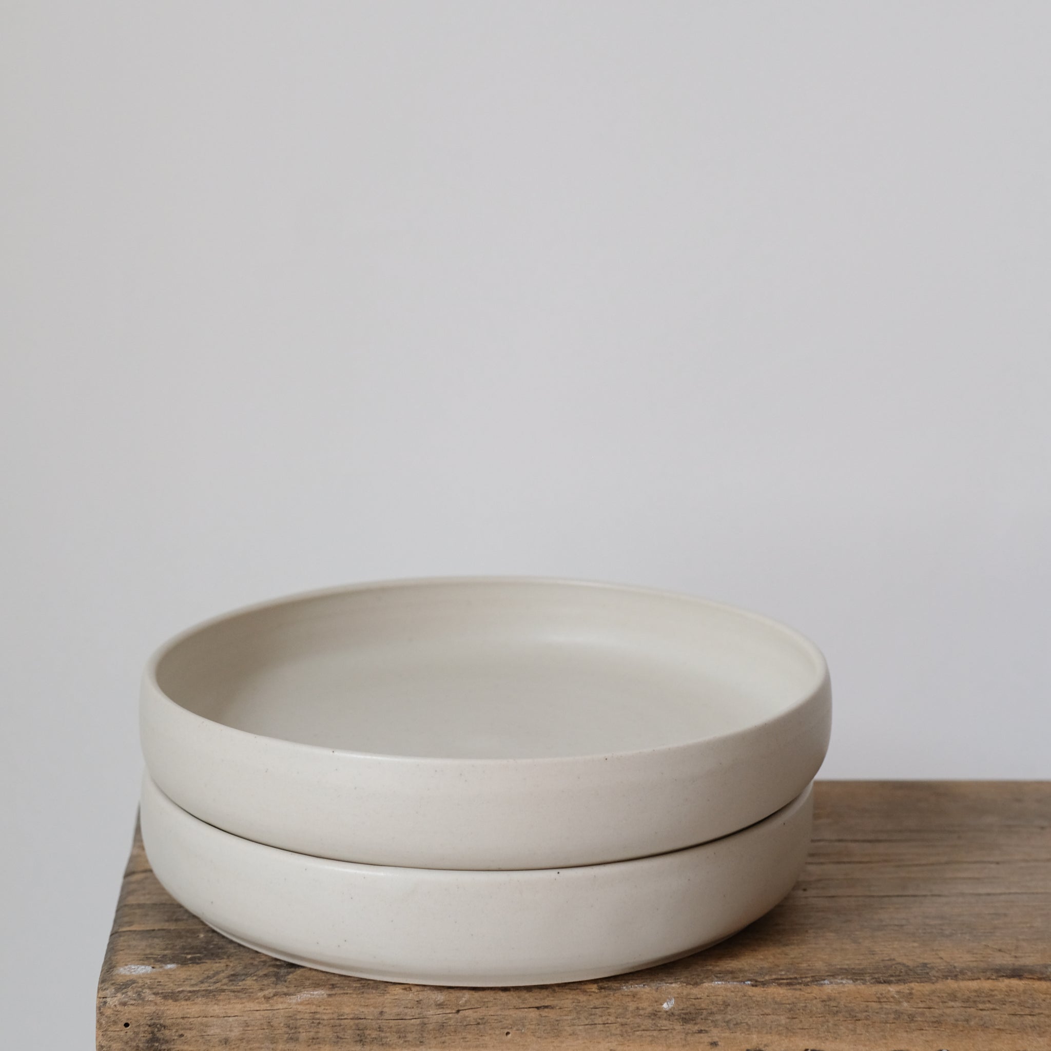 Assiette creuse beige par la céramiste Laurence Labbé chez Brutal