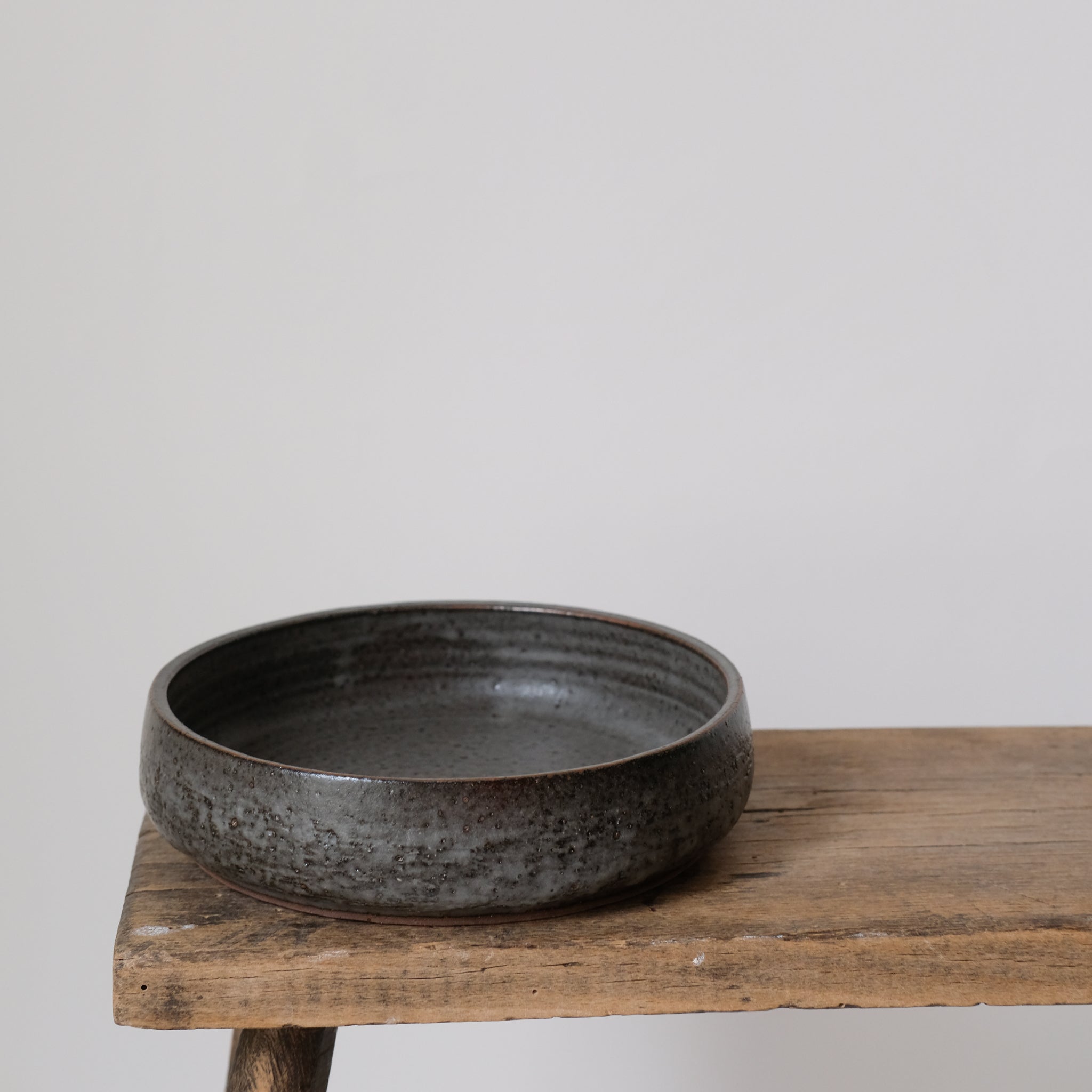 Assiette creuse en grès par la céramiste Laurence Labbé chez Brutal