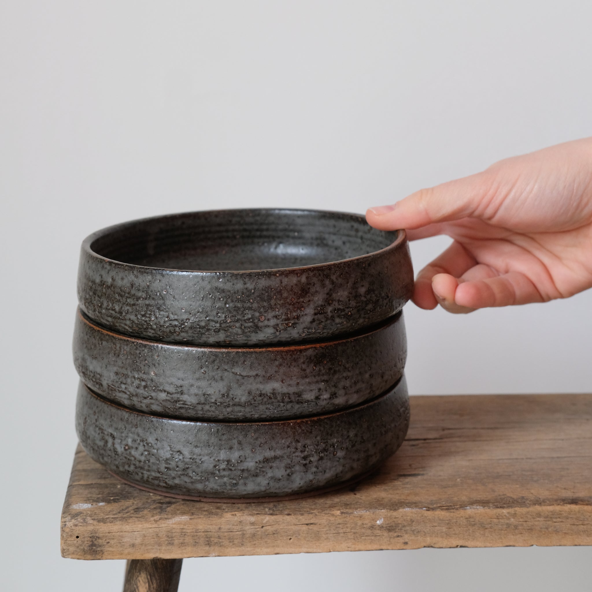 Assiette creuse en grès par la céramiste Laurence Labbé chez Brutal