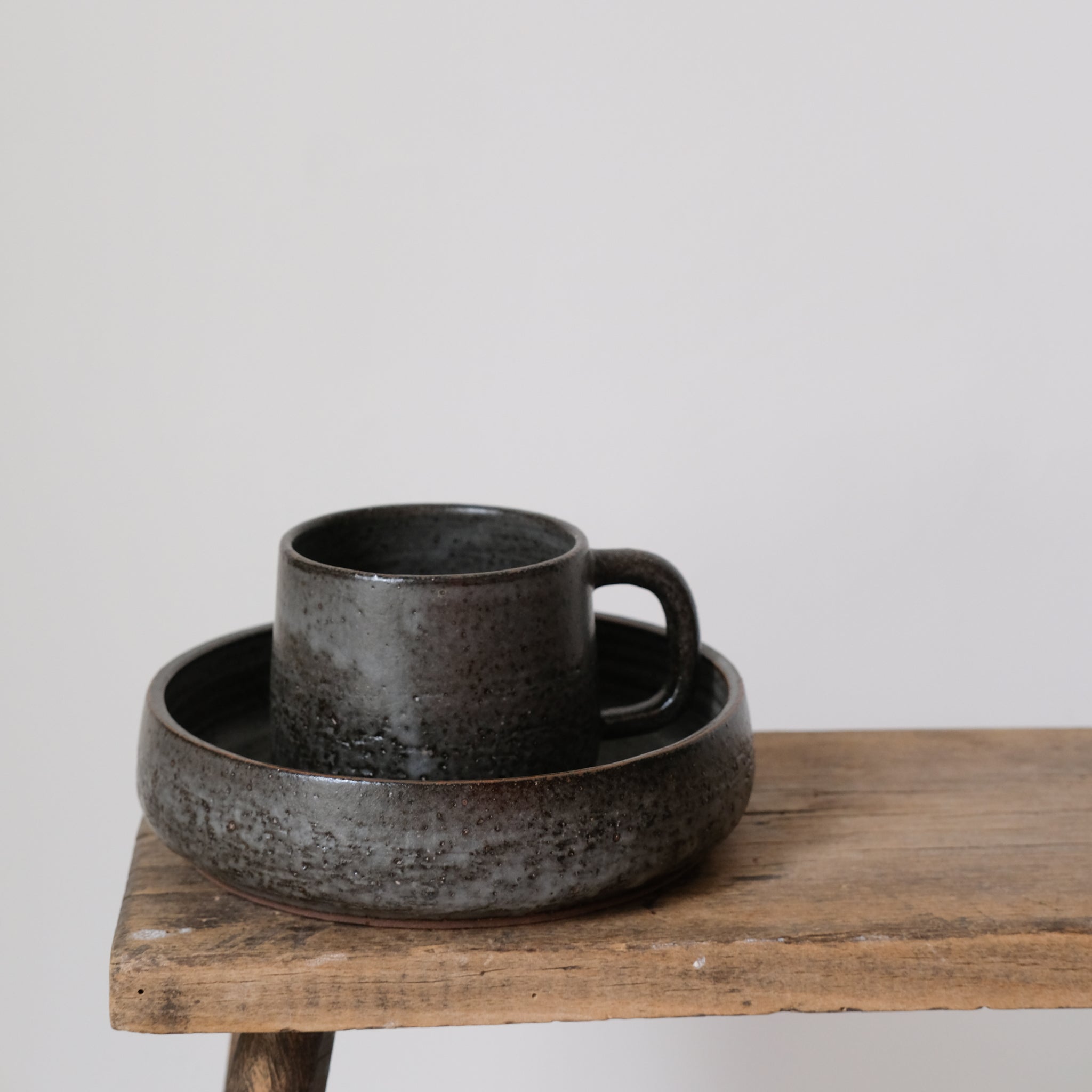 Tasse en grès par la céramiste Laurence Labbé chez Brutal Ceramics