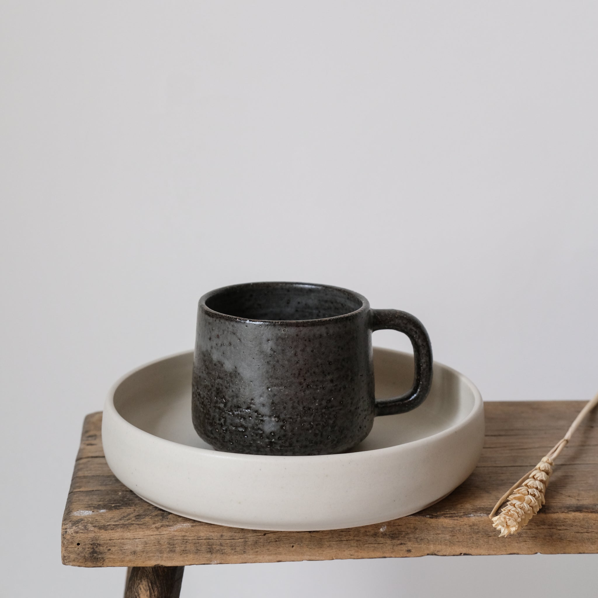 Assiette creuse beige par la céramiste Laurence Labbé chez Brutal