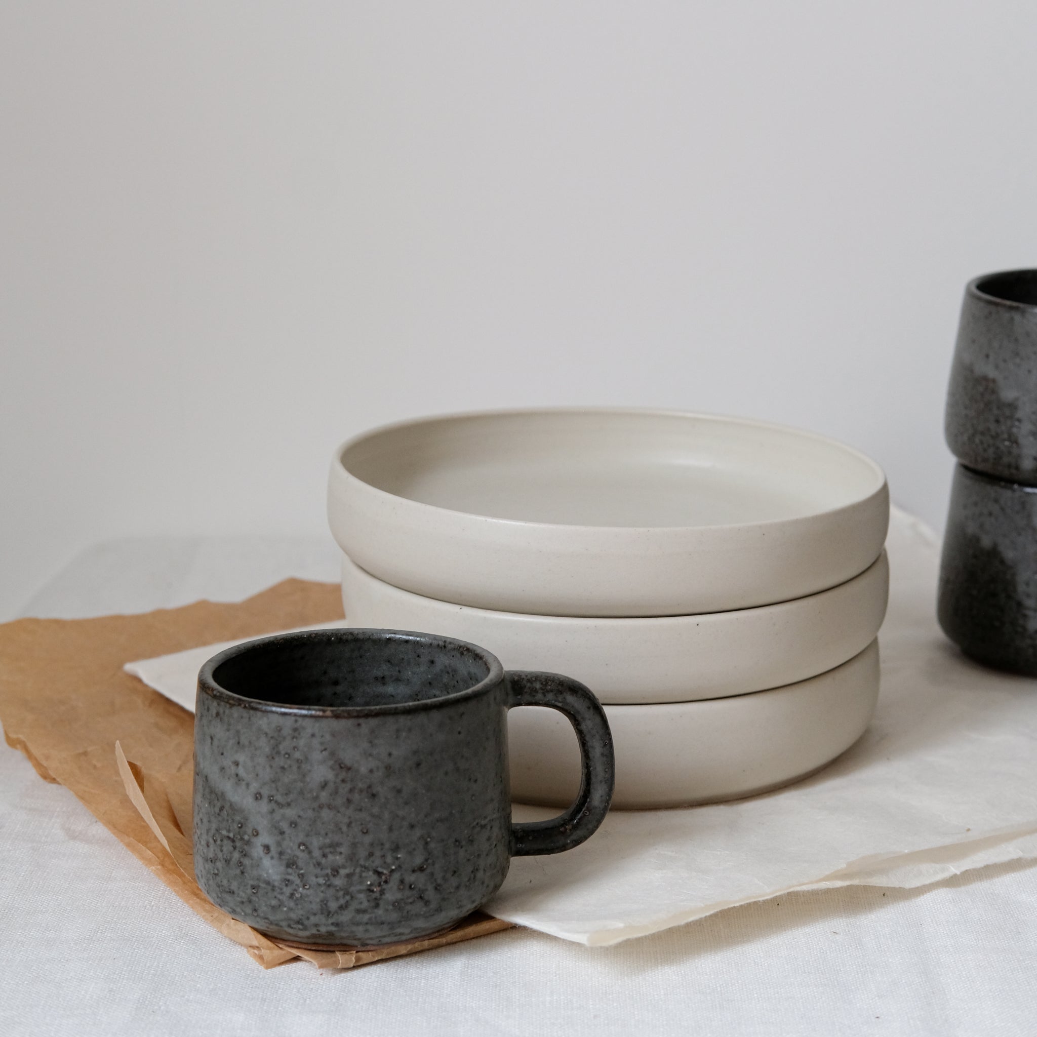 Tasse en grès par la céramiste Laurence Labbé chez Brutal Ceramics