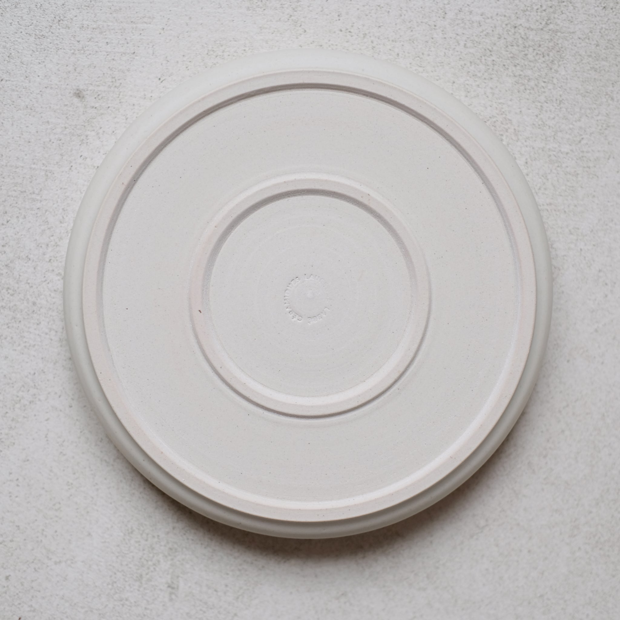 Assiette creuse beige par la céramiste Laurence Labbé chez Brutal