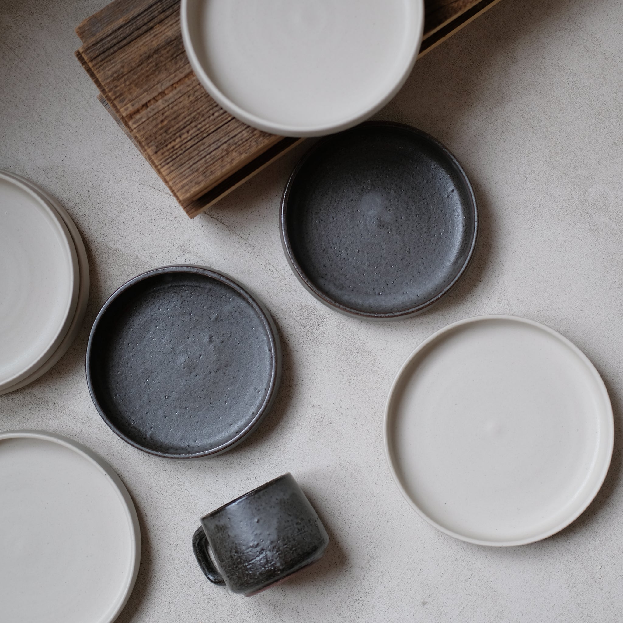 Assiette creuse beige par la céramiste Laurence Labbé chez Brutal