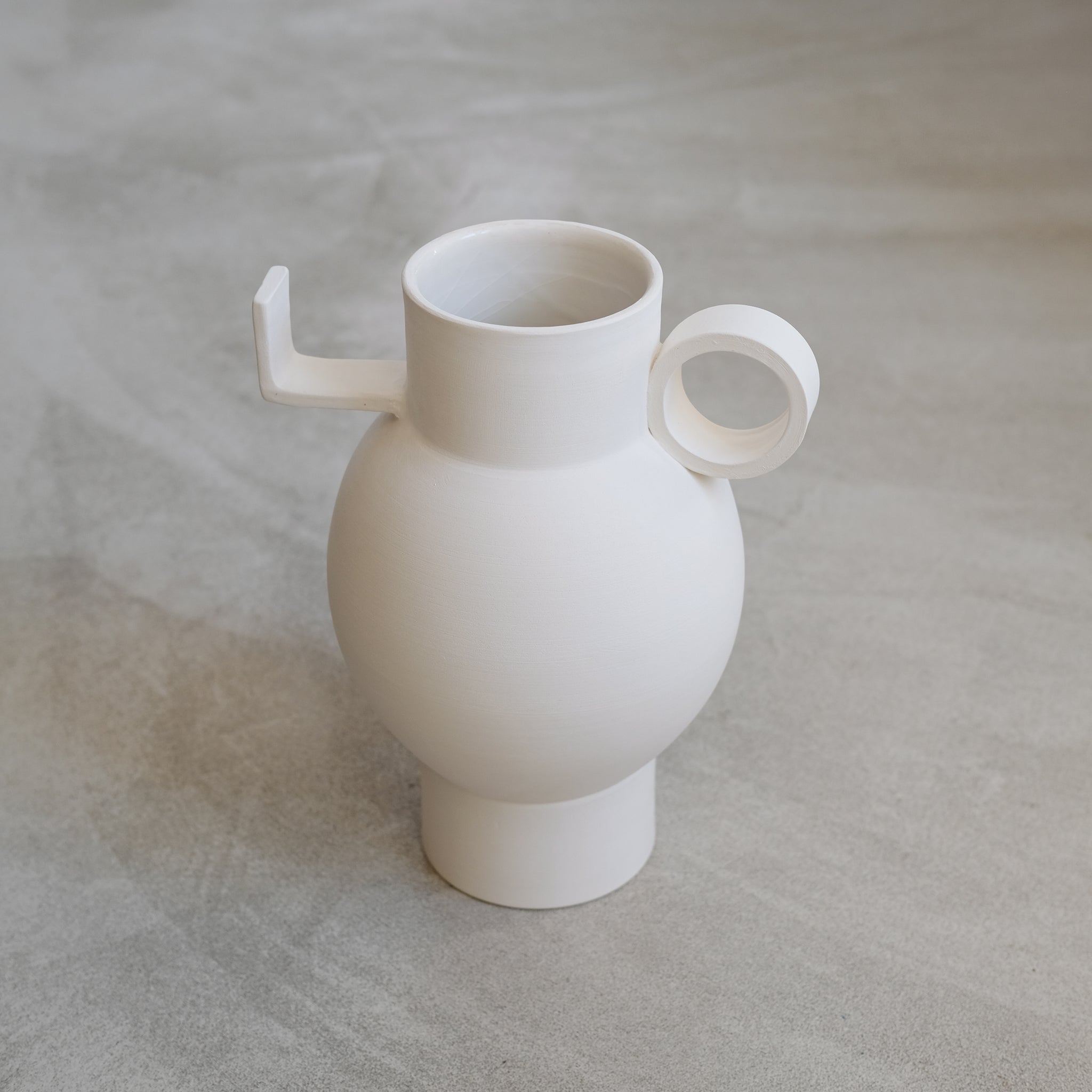 Vase Torus en argile H30 cm, blanc de Léa Ginac chez Brutal Ceramics