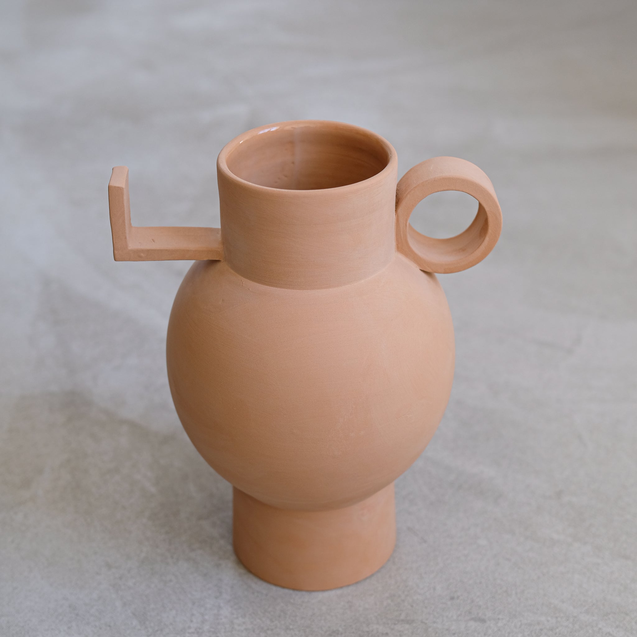 Vase Torus en argile H30 cm, terracotta de Léa Ginac chez Brutal Ceramics