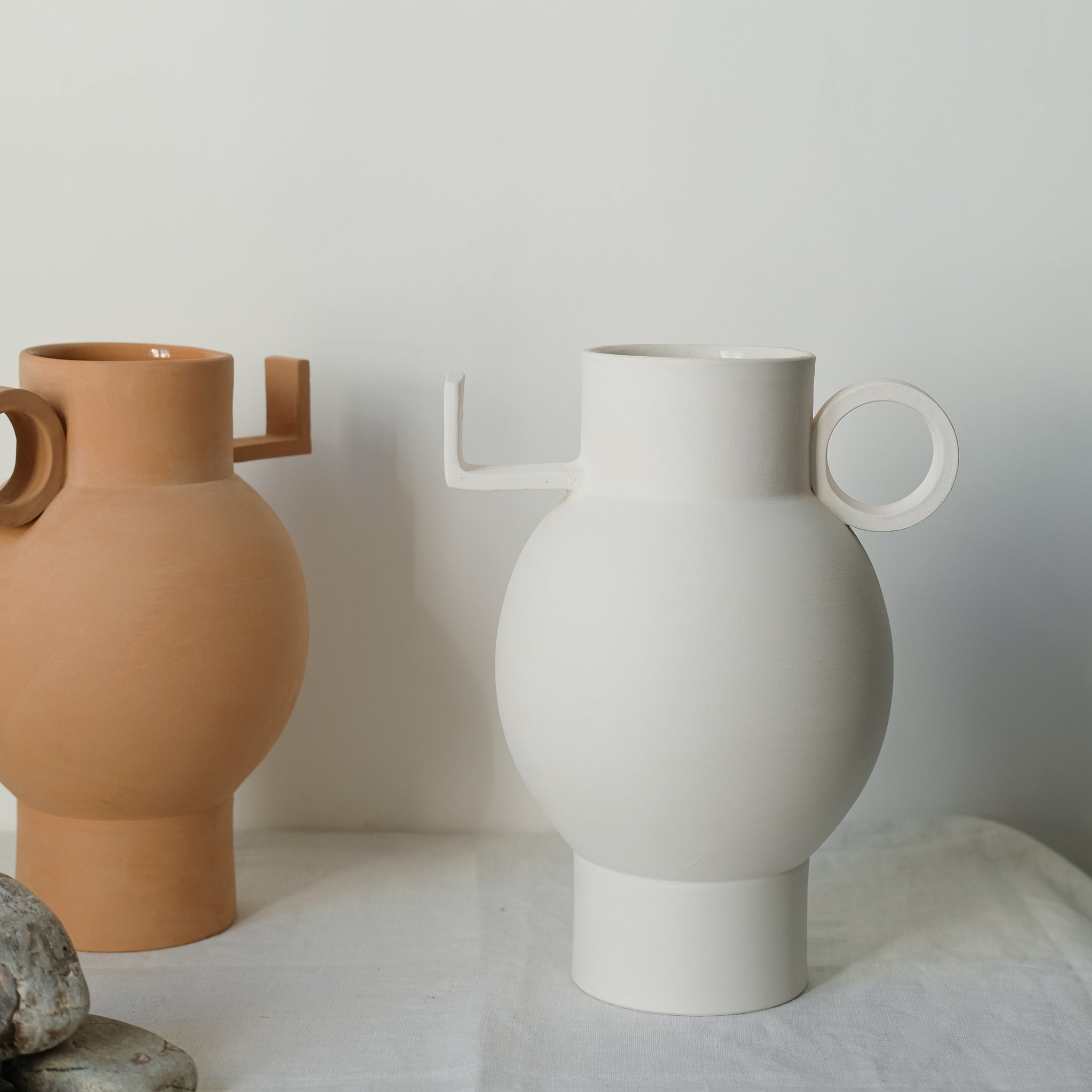 Vase Torus en argile H30 cm, blanc de Léa Ginac chez Brutal Ceramics