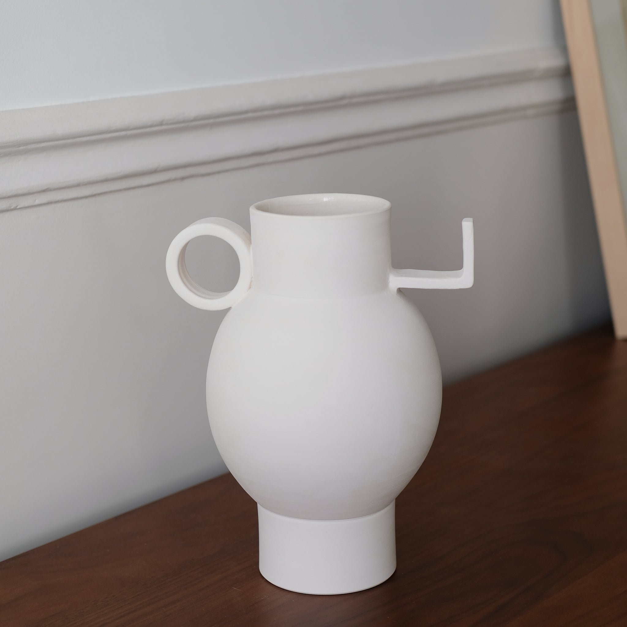 Vase Torus en argile H30 cm, blanc de Léa Ginac chez Brutal Ceramics