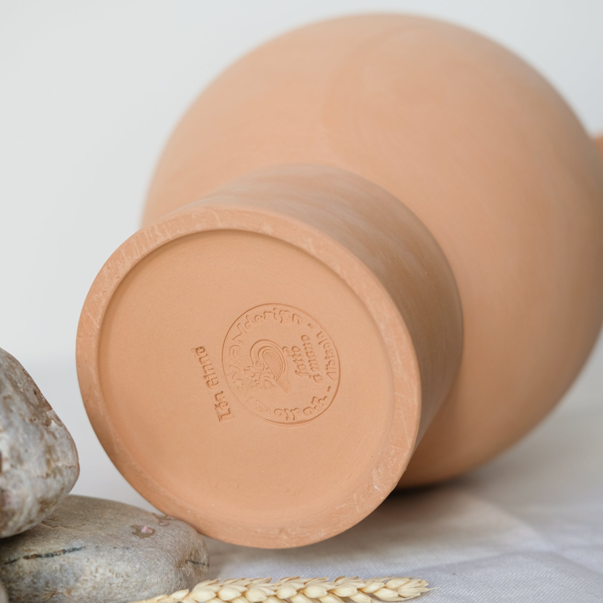 Vase Torus en argile H30 cm, terracotta de Léa Ginac chez Brutal Ceramics