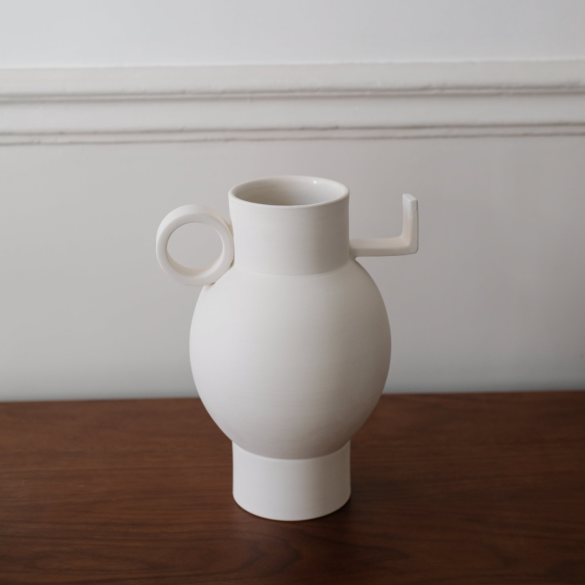 Vase Torus en argile H30 cm, blanc de Léa Ginac chez Brutal Ceramics