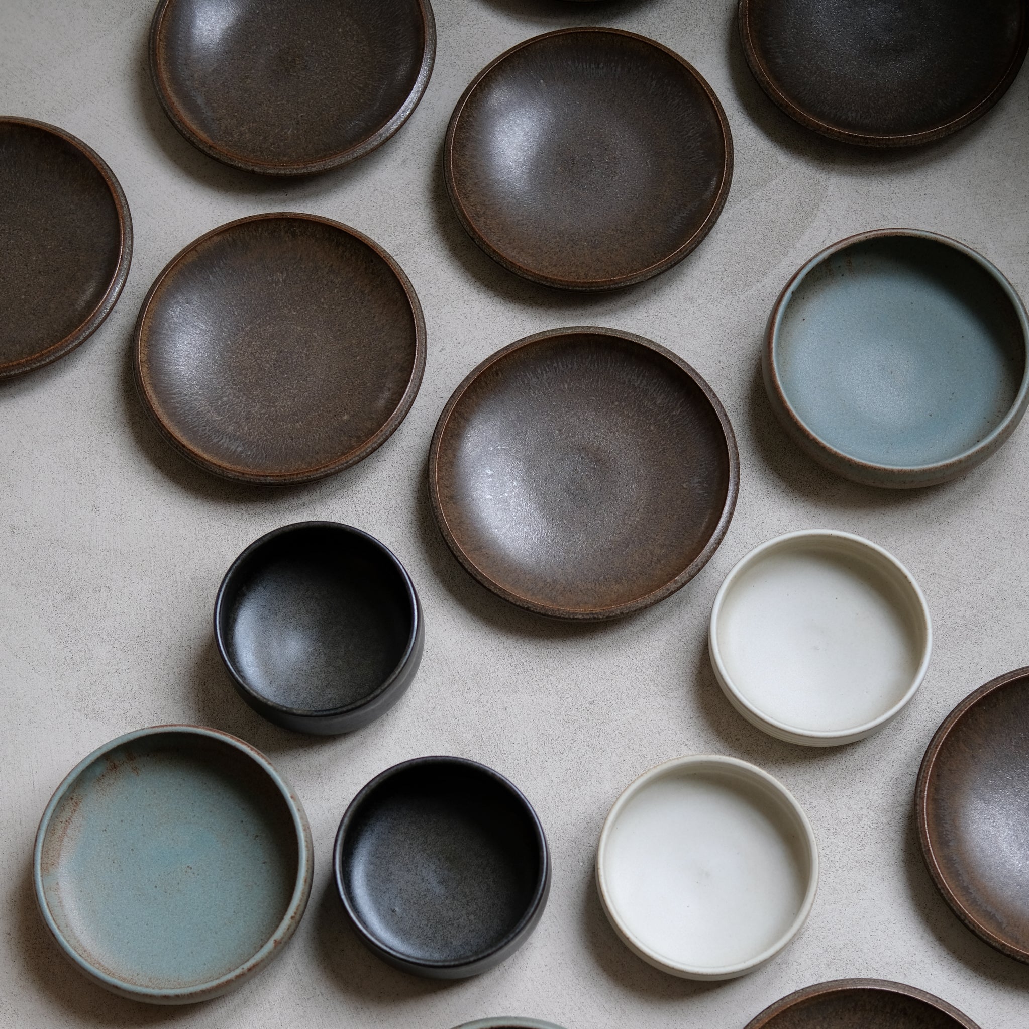 Bol à rebord en Grès noir par Malo chez Brutal Ceramics