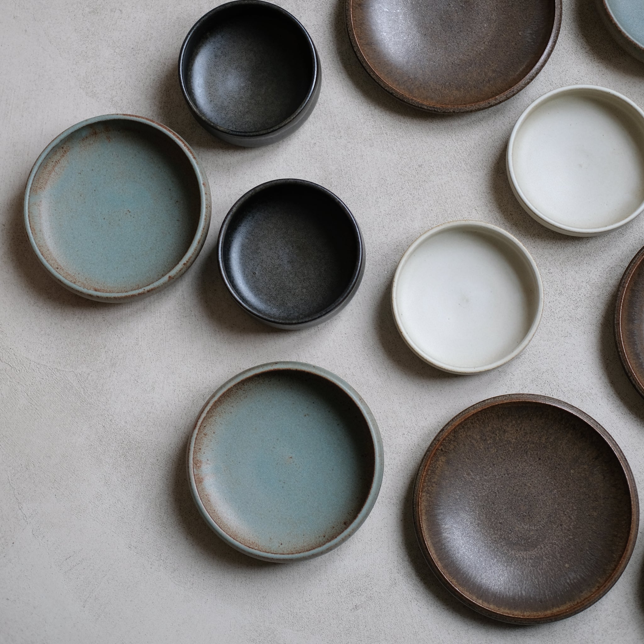 Bol Plat en Grès bleu-vert par Malo chez Brutal Ceramics