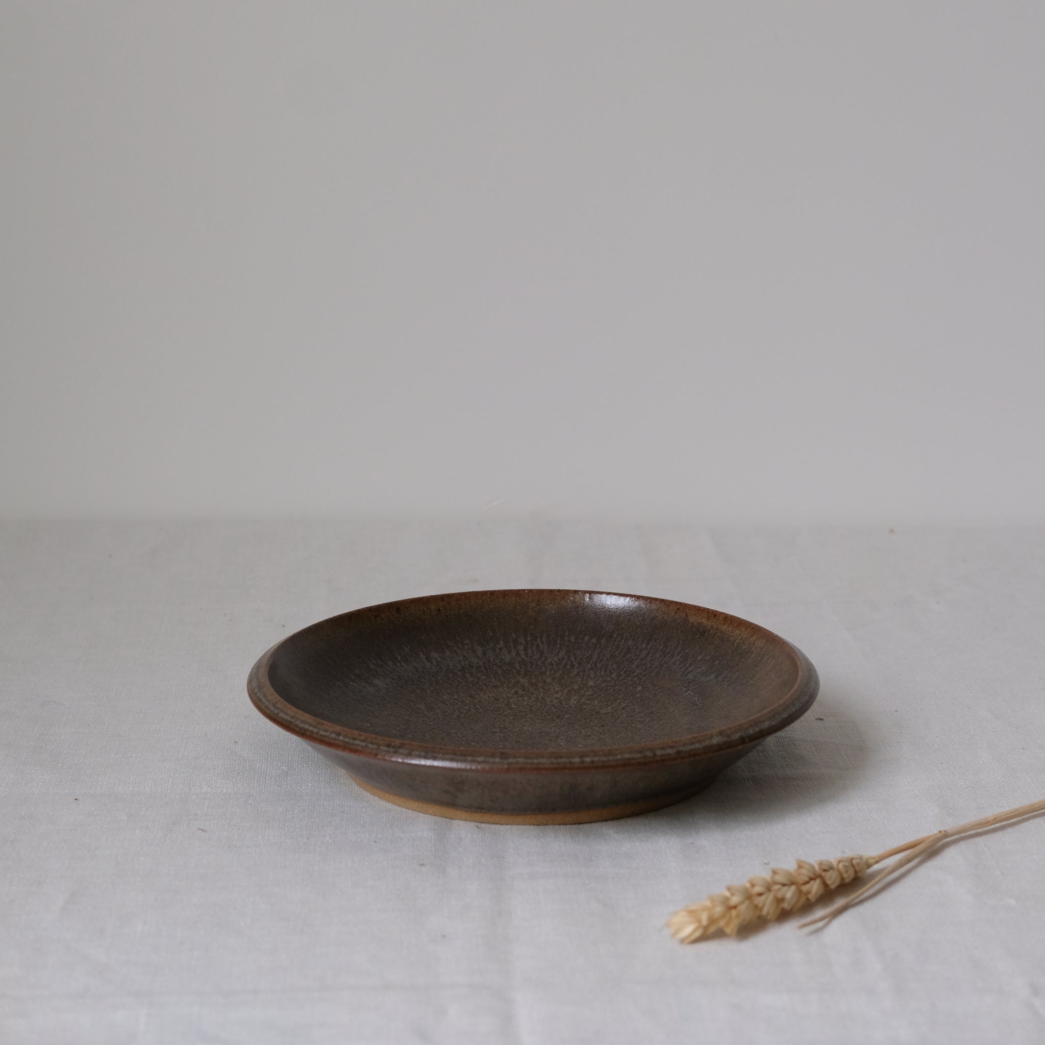 Assiette en Grès marron foncé par Malo chez Brutal Ceramics