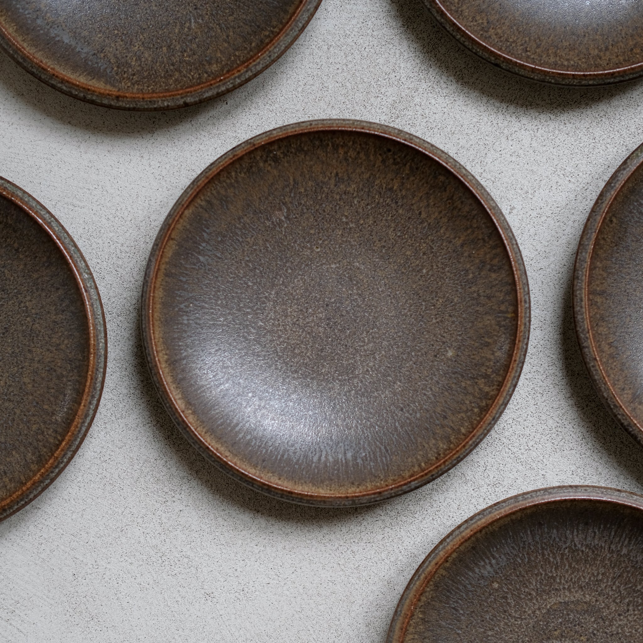 Assiette en Grès marron foncé par Malo chez Brutal Ceramics