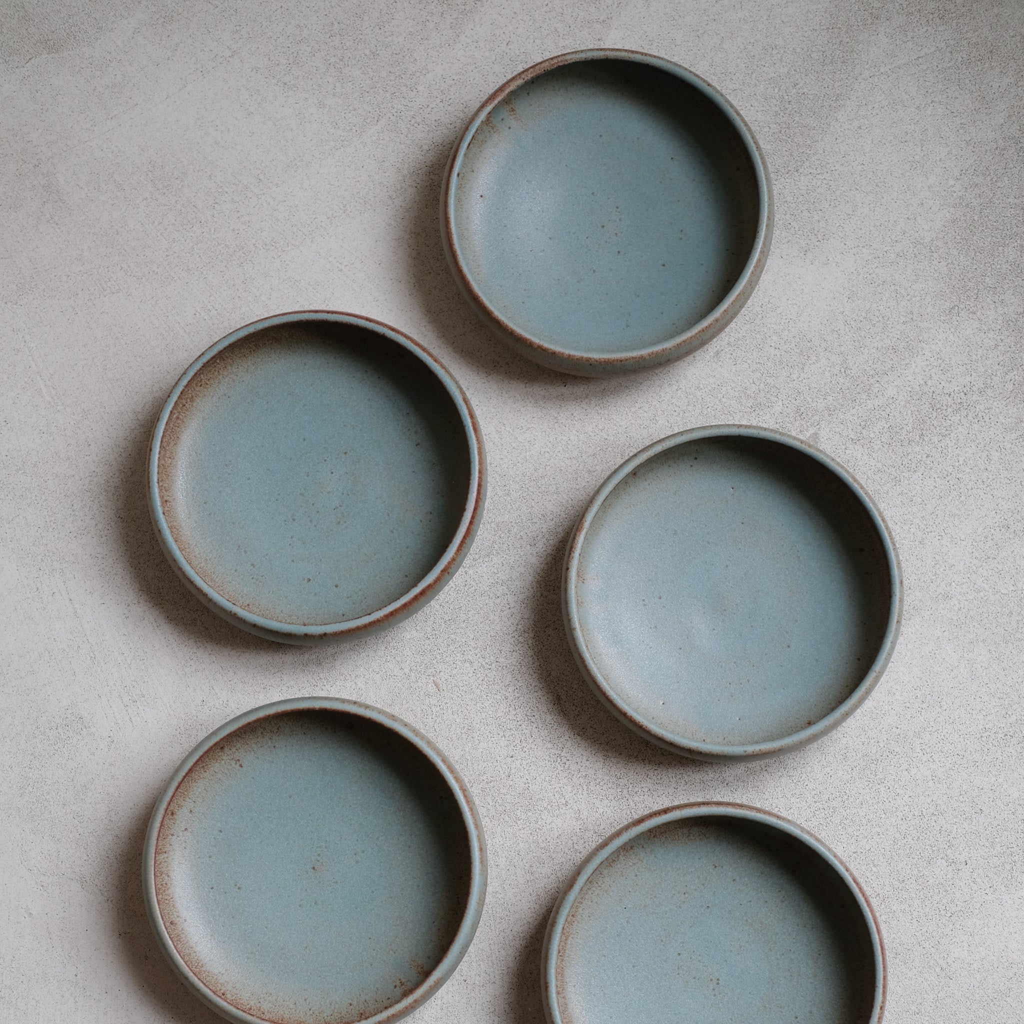Bol Plat en Grès bleu-vert par Malo chez Brutal Ceramics