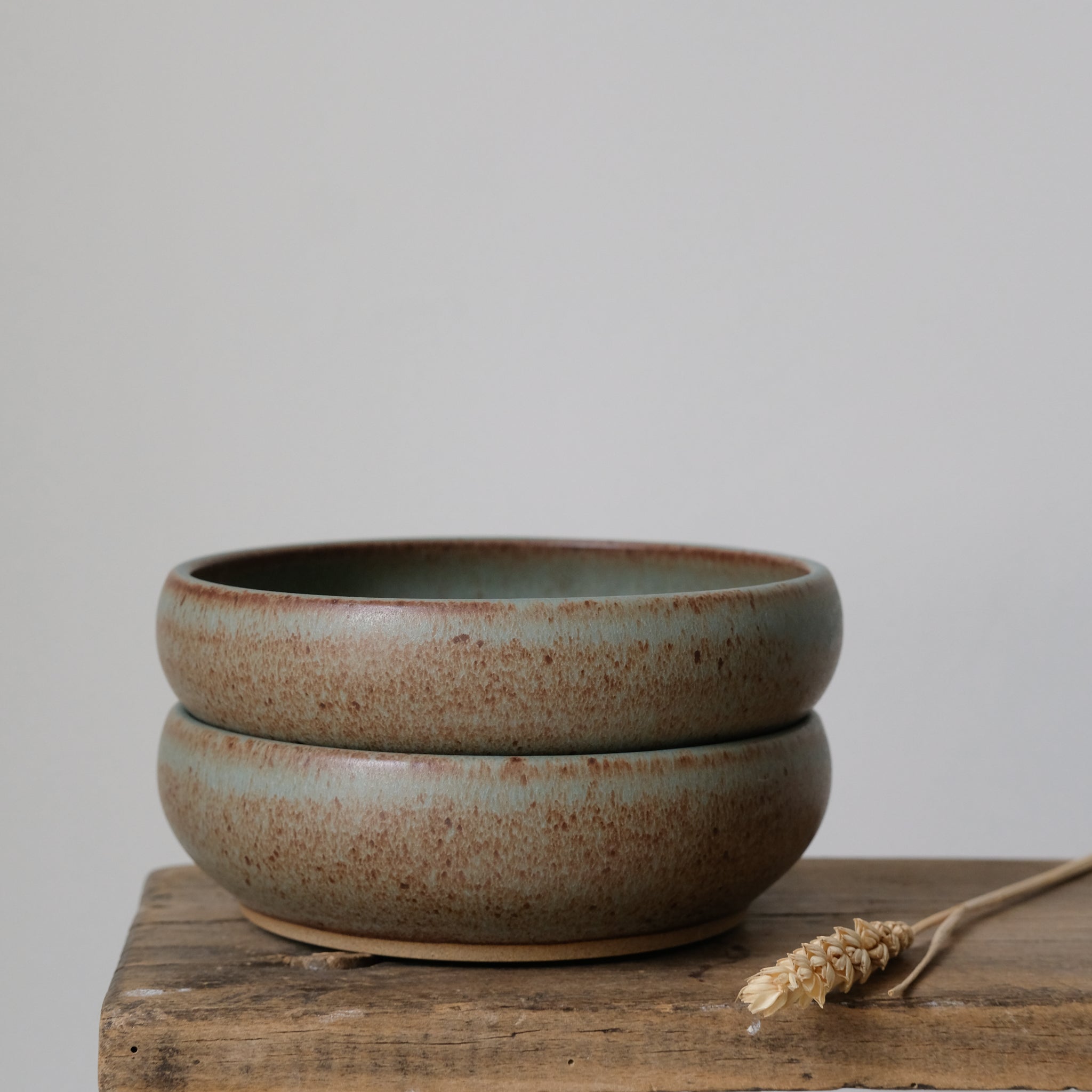 Bol Plat en Grès bleu-vert par Malo chez Brutal Ceramics