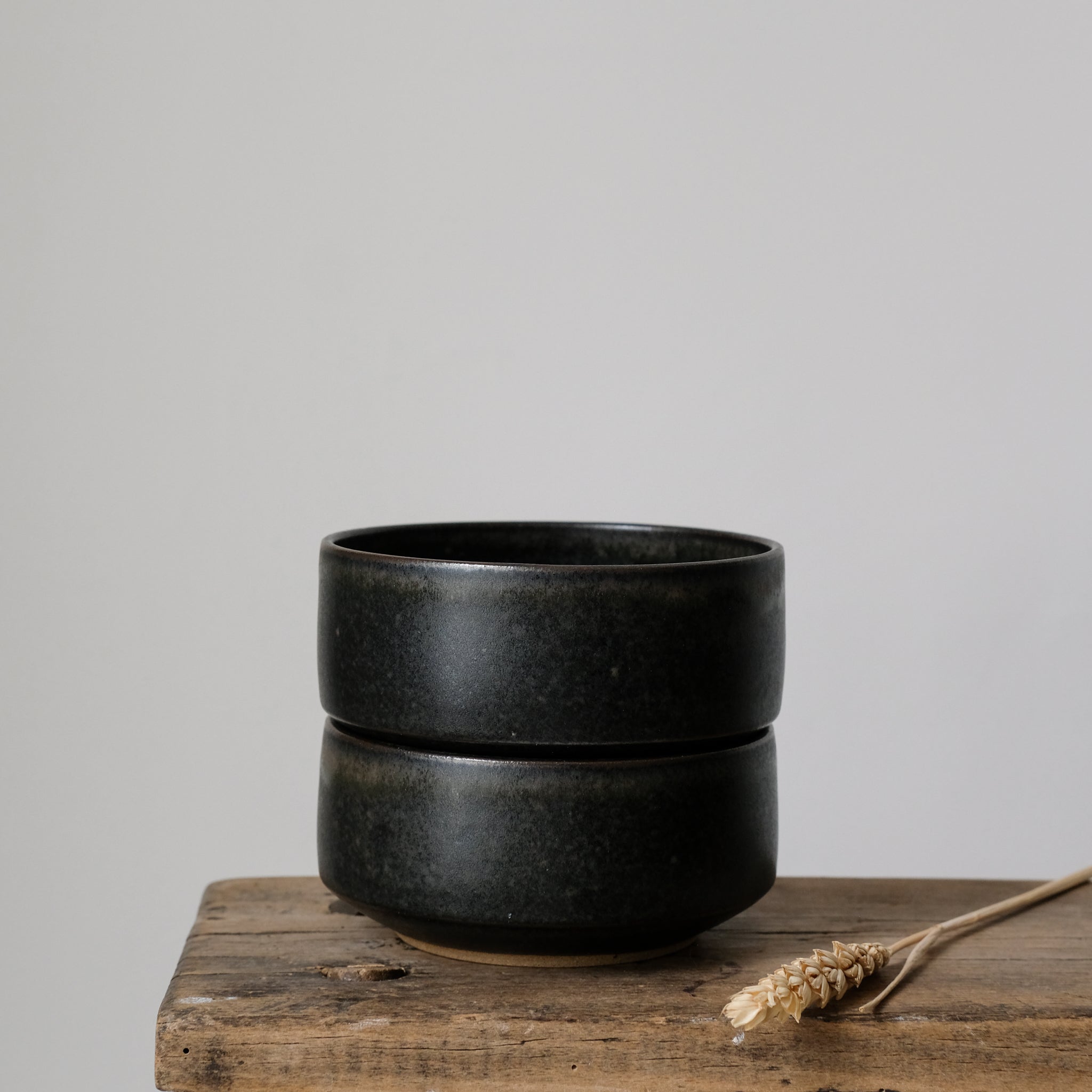 Bol à rebord en Grès noir par Malo chez Brutal Ceramics