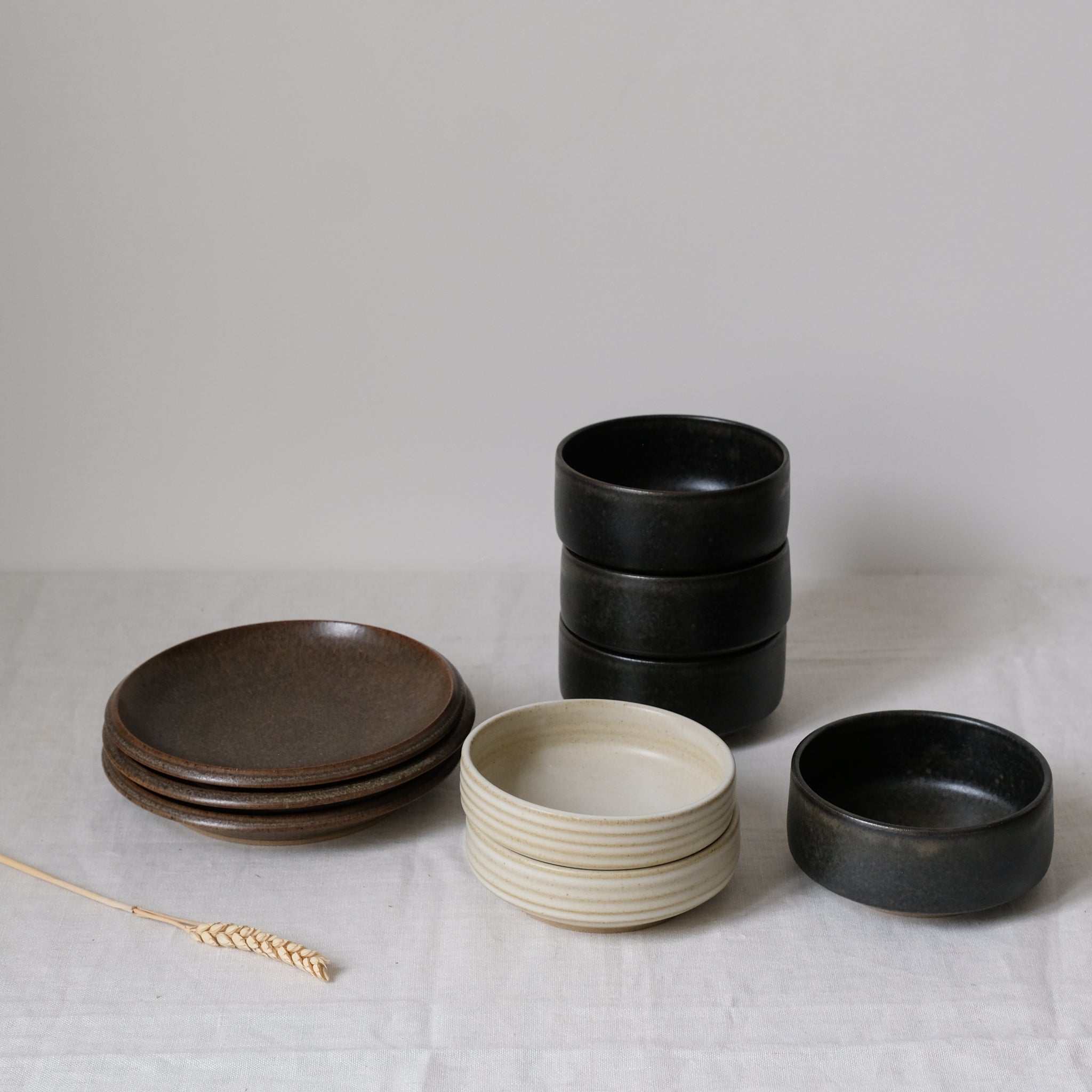 Bol à rebord en Grès noir par Malo chez Brutal Ceramics