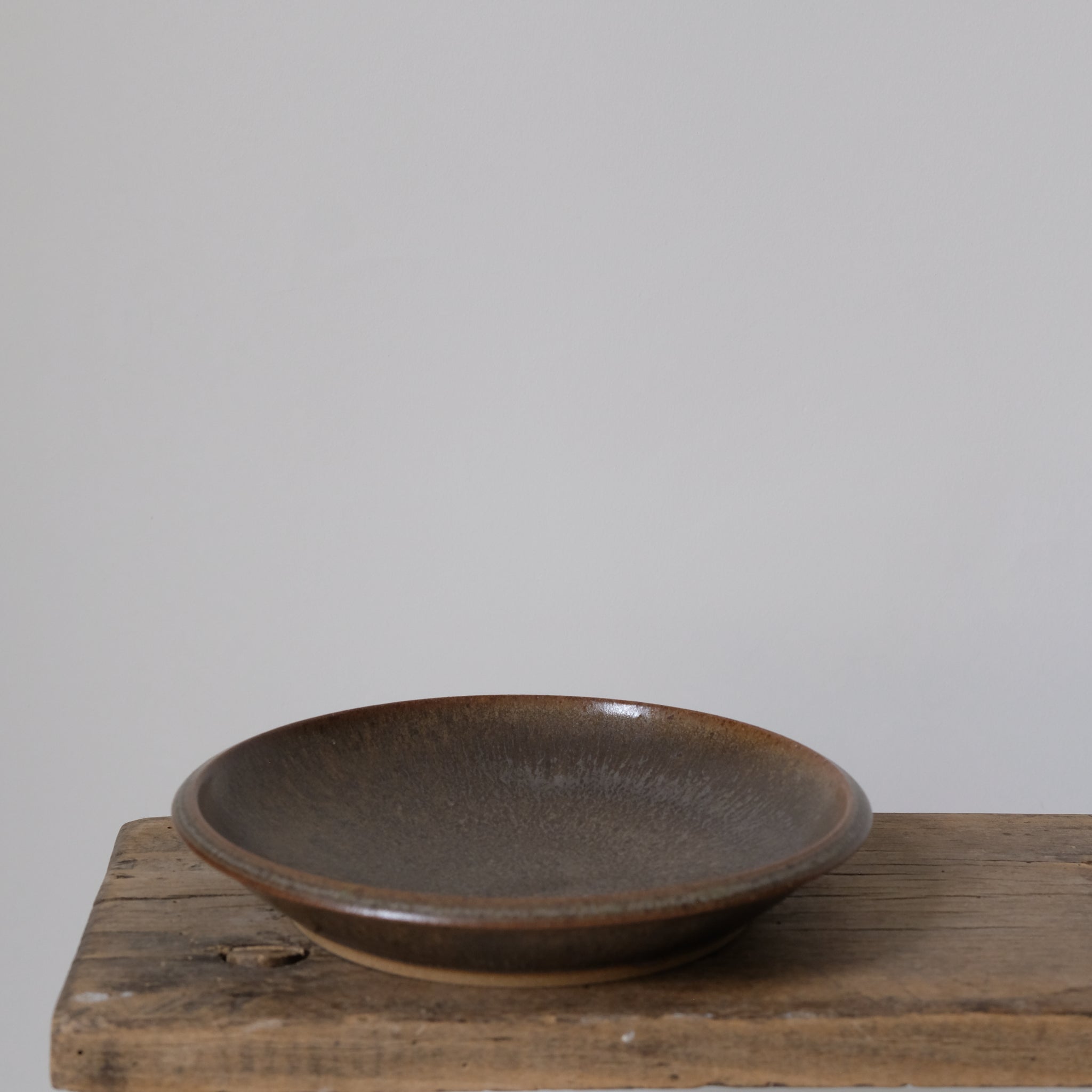 Assiette en Grès marron foncé par Malo chez Brutal Ceramics