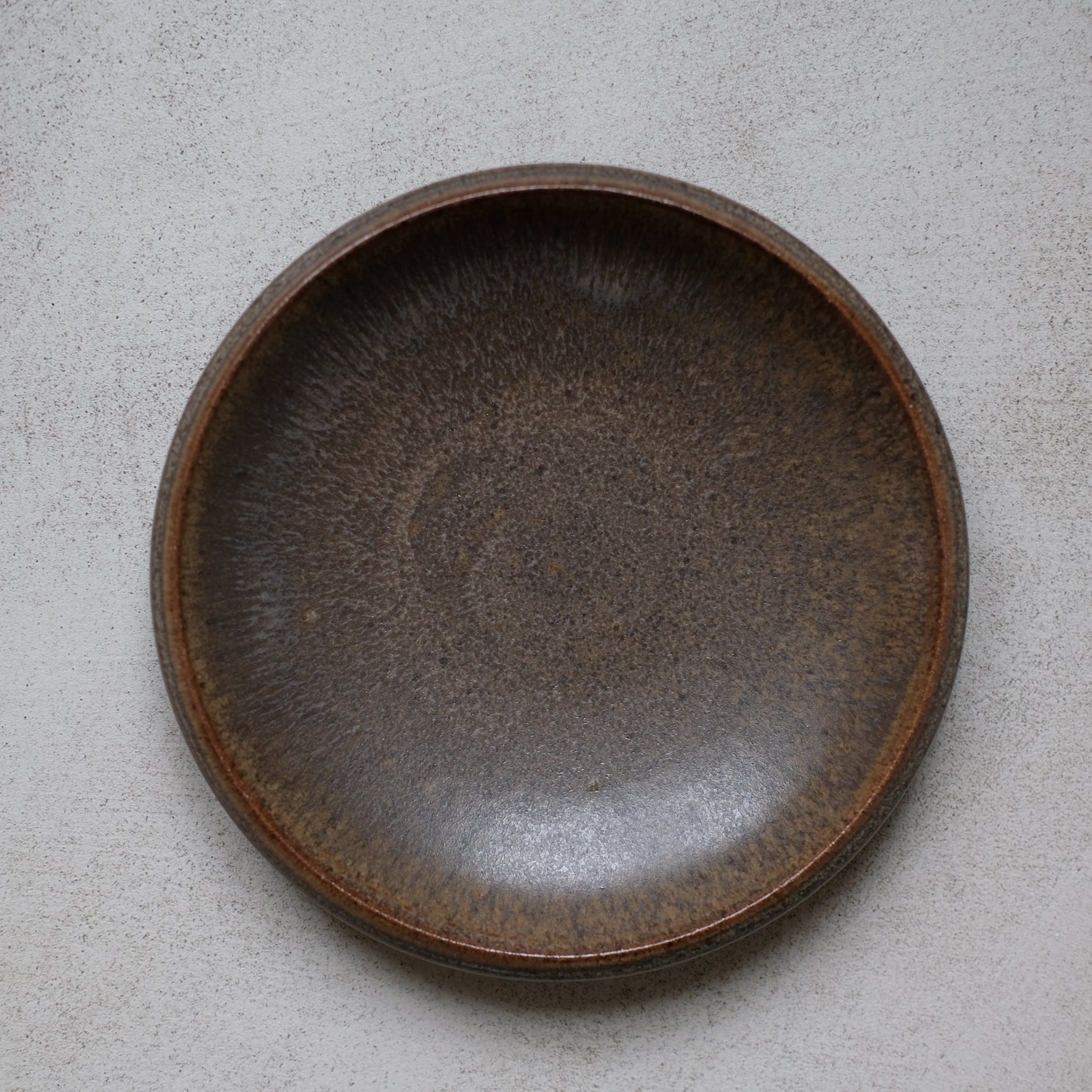 Assiette en Grès marron foncé par Malo chez Brutal Ceramics