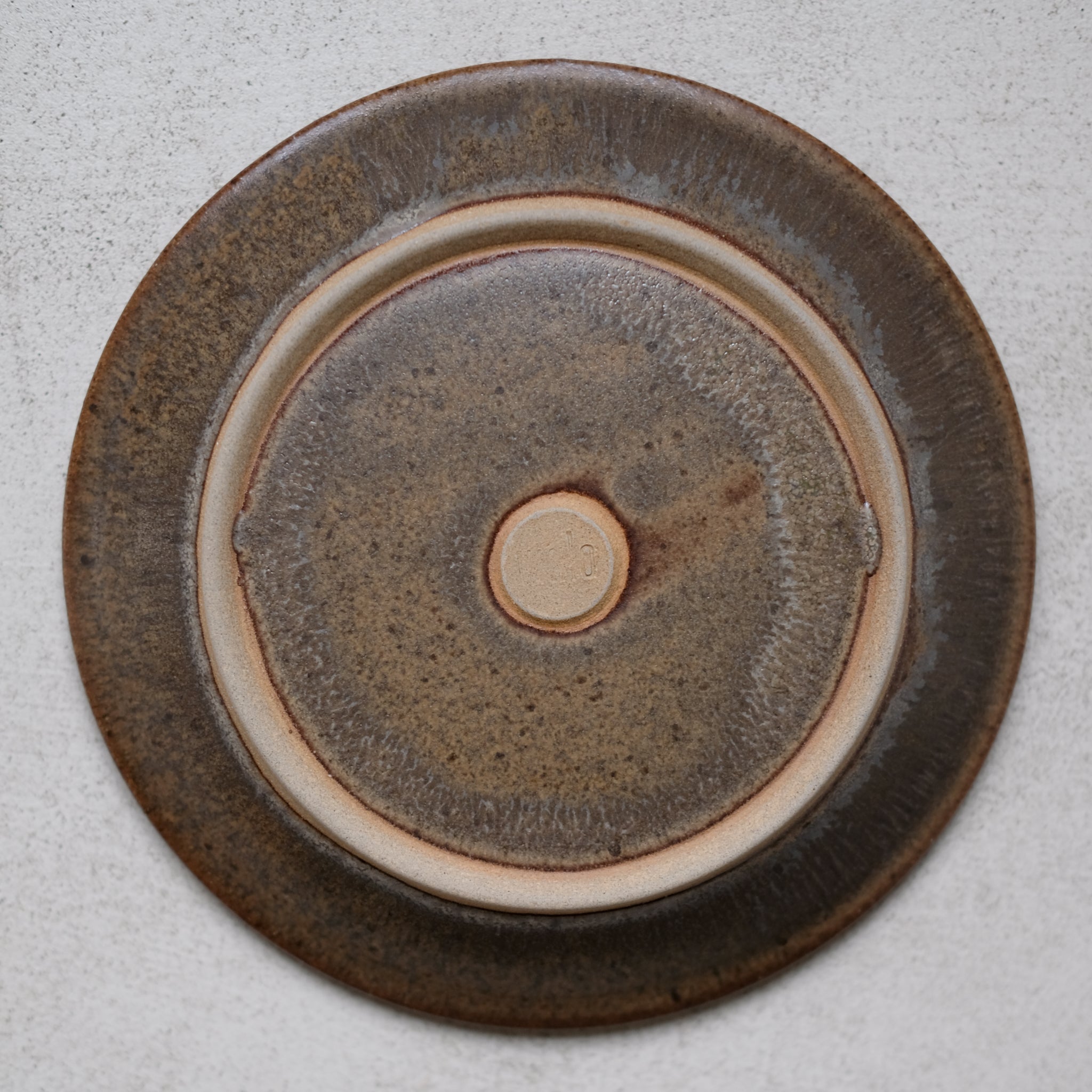 Assiette en Grès marron foncé par Malo chez Brutal Ceramics