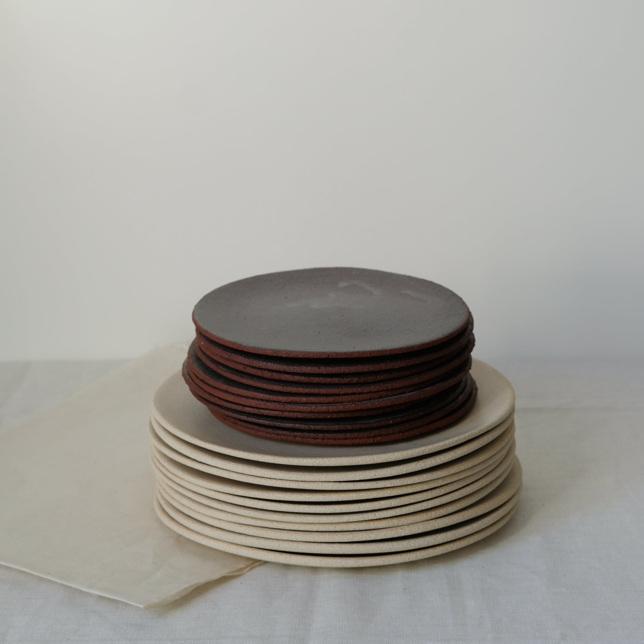 Assiette en grès rouge par Marguicha chez Brutal Ceramics