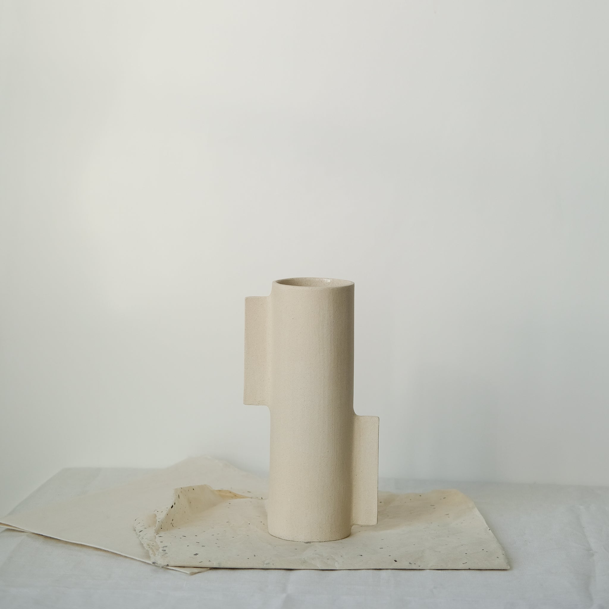 Vase S en grès blanc par Marguicha chez Brutal Ceramics