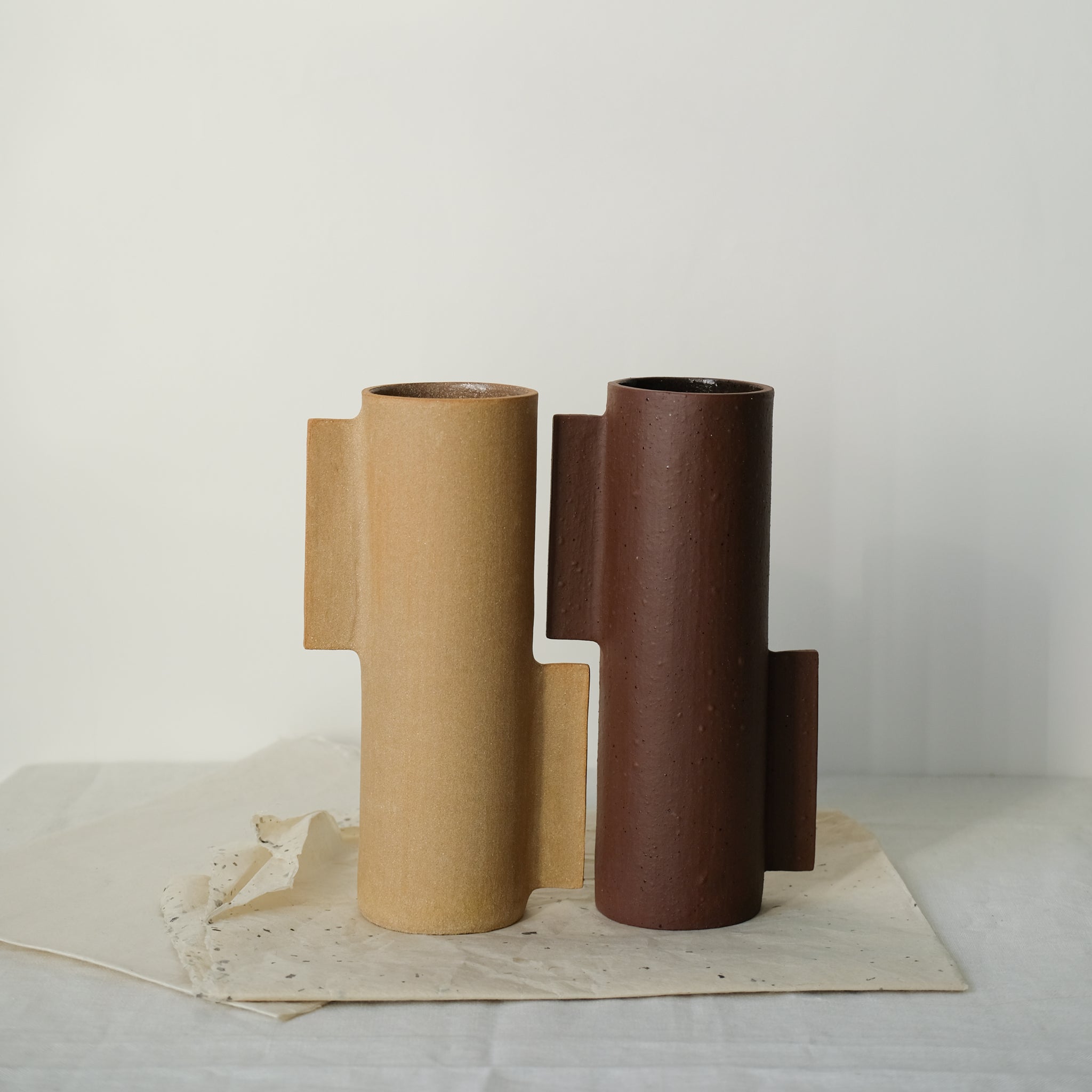 Vase S en grès rouge par Marguicha chez Brutal Ceramics