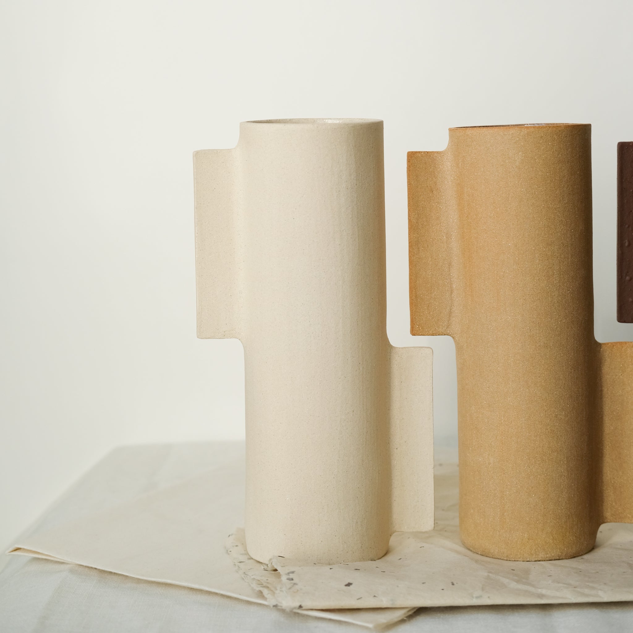 Vase S en grès blanc par Marguicha chez Brutal Ceramics