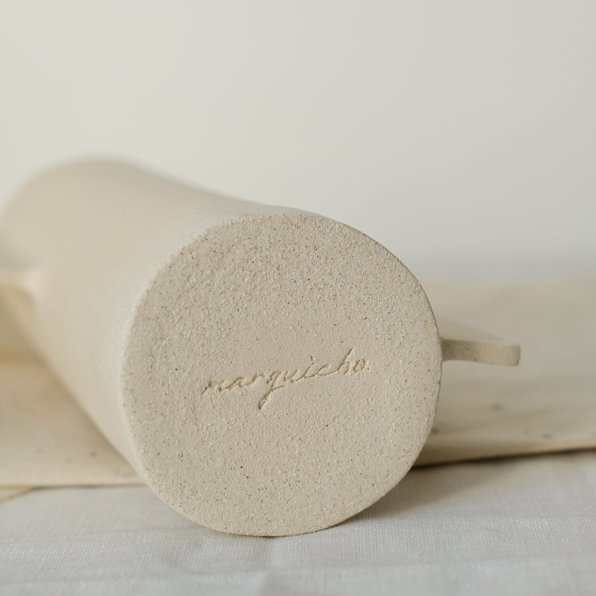 Vase S en grès blanc par Marguicha chez Brutal Ceramics