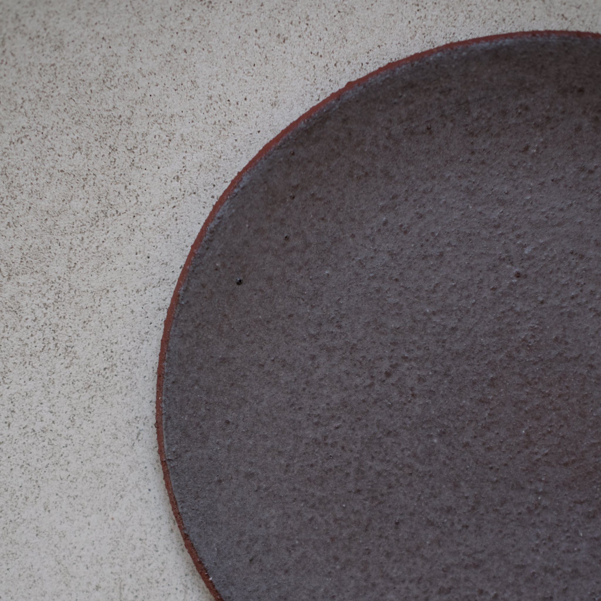 Assiette en grès rouge par Marguicha chez Brutal CeramicsAssiette en grès rouge par Marguicha chez Brutal Ceramics