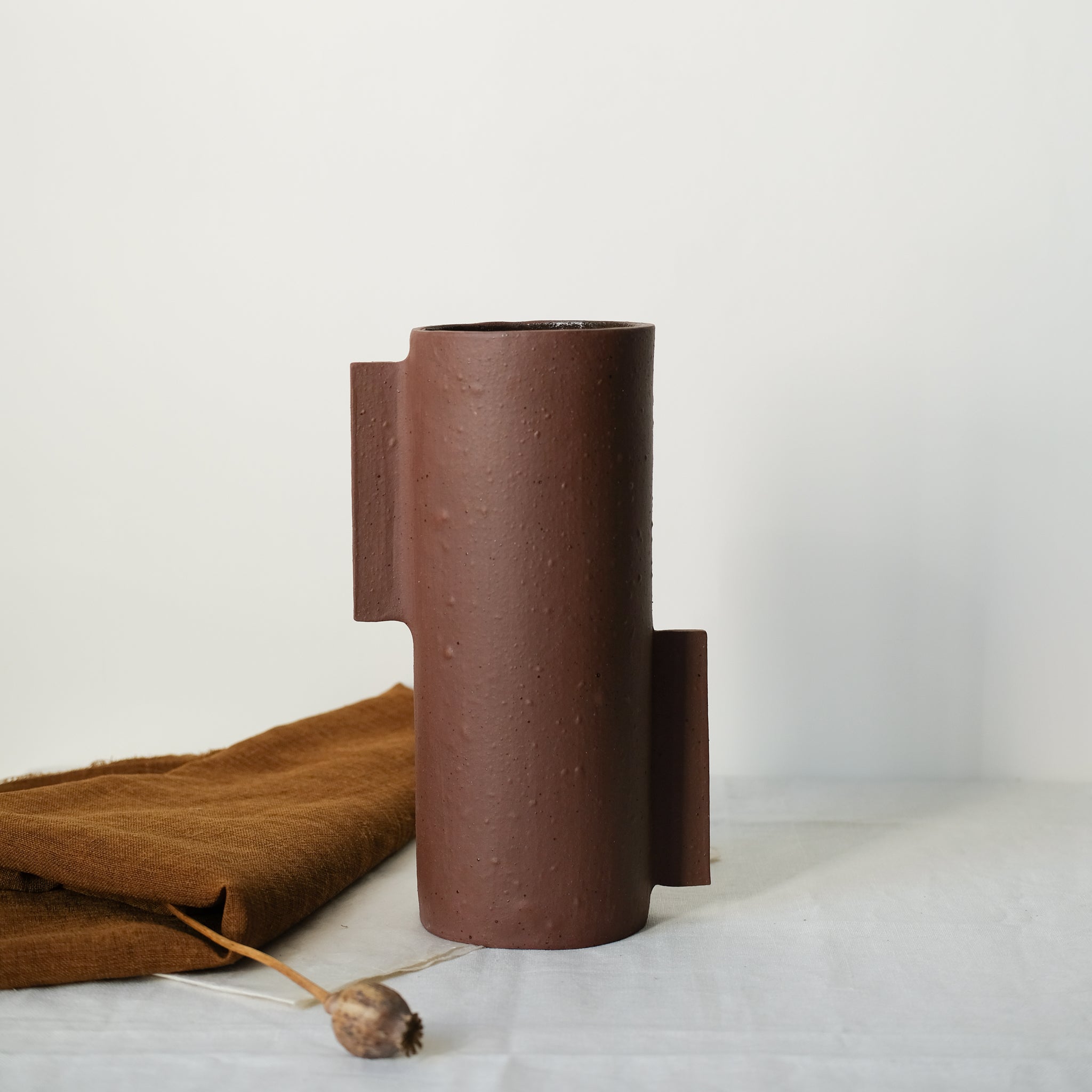 Vase M en grès rouge par Marguicha chez Brutal Ceramics
