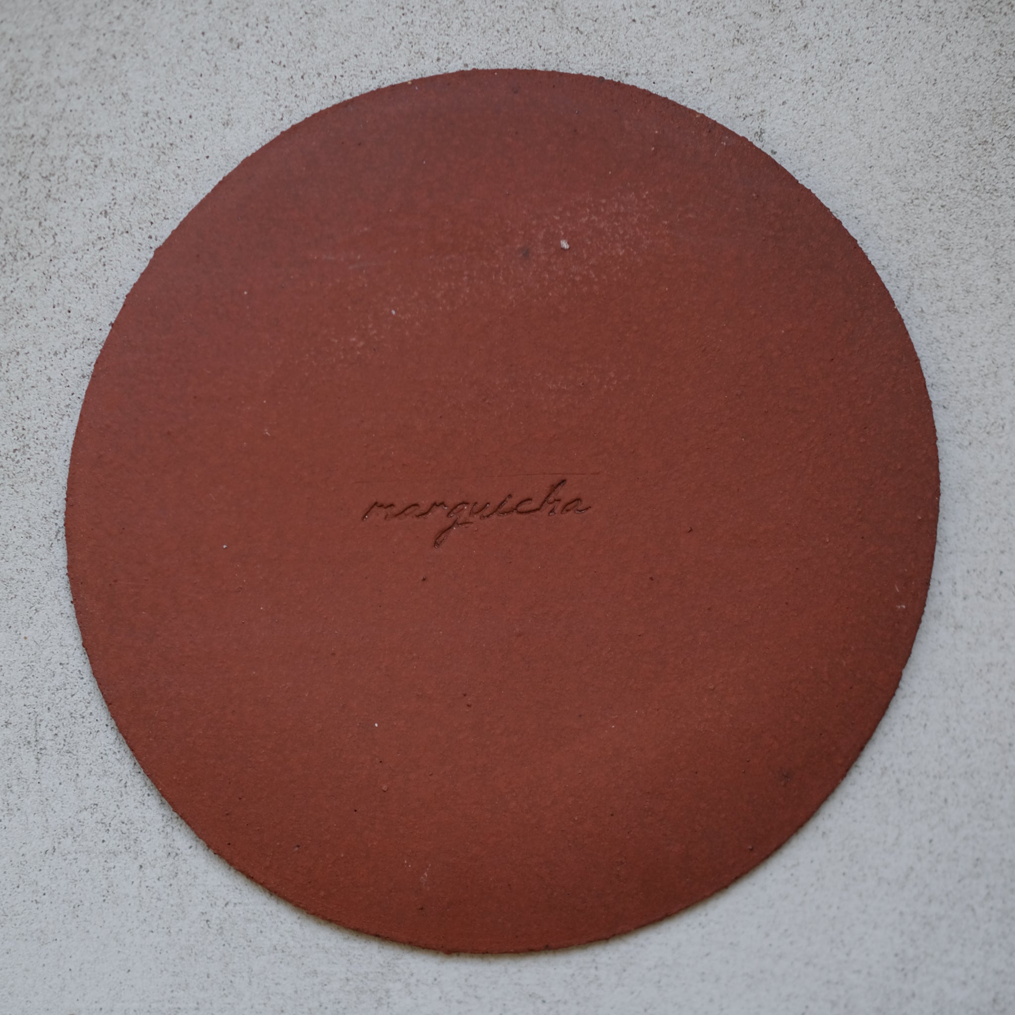 Assiette en grès rouge par Marguicha chez Brutal Ceramics