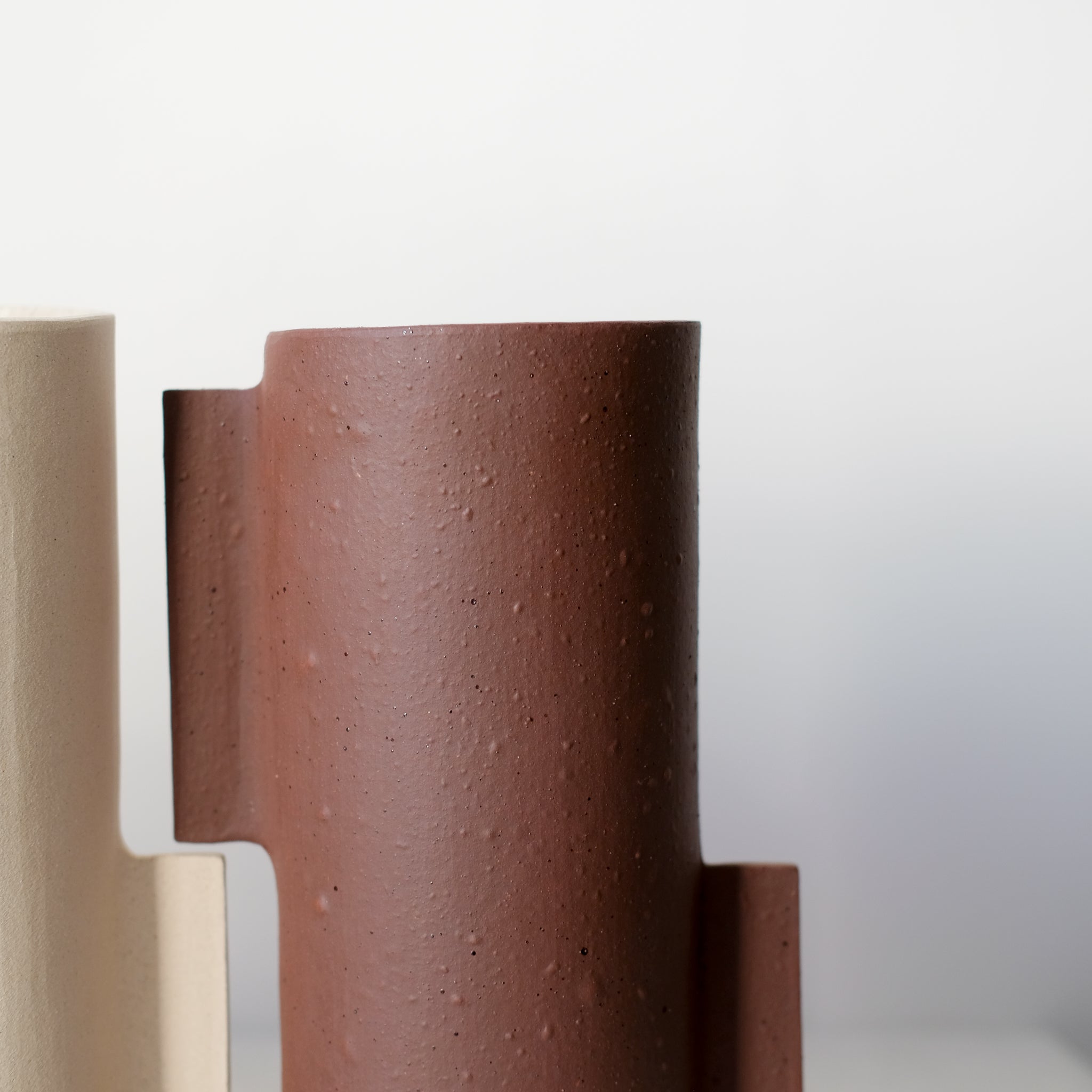 Vase M en grès rouge par Marguicha chez Brutal Ceramics